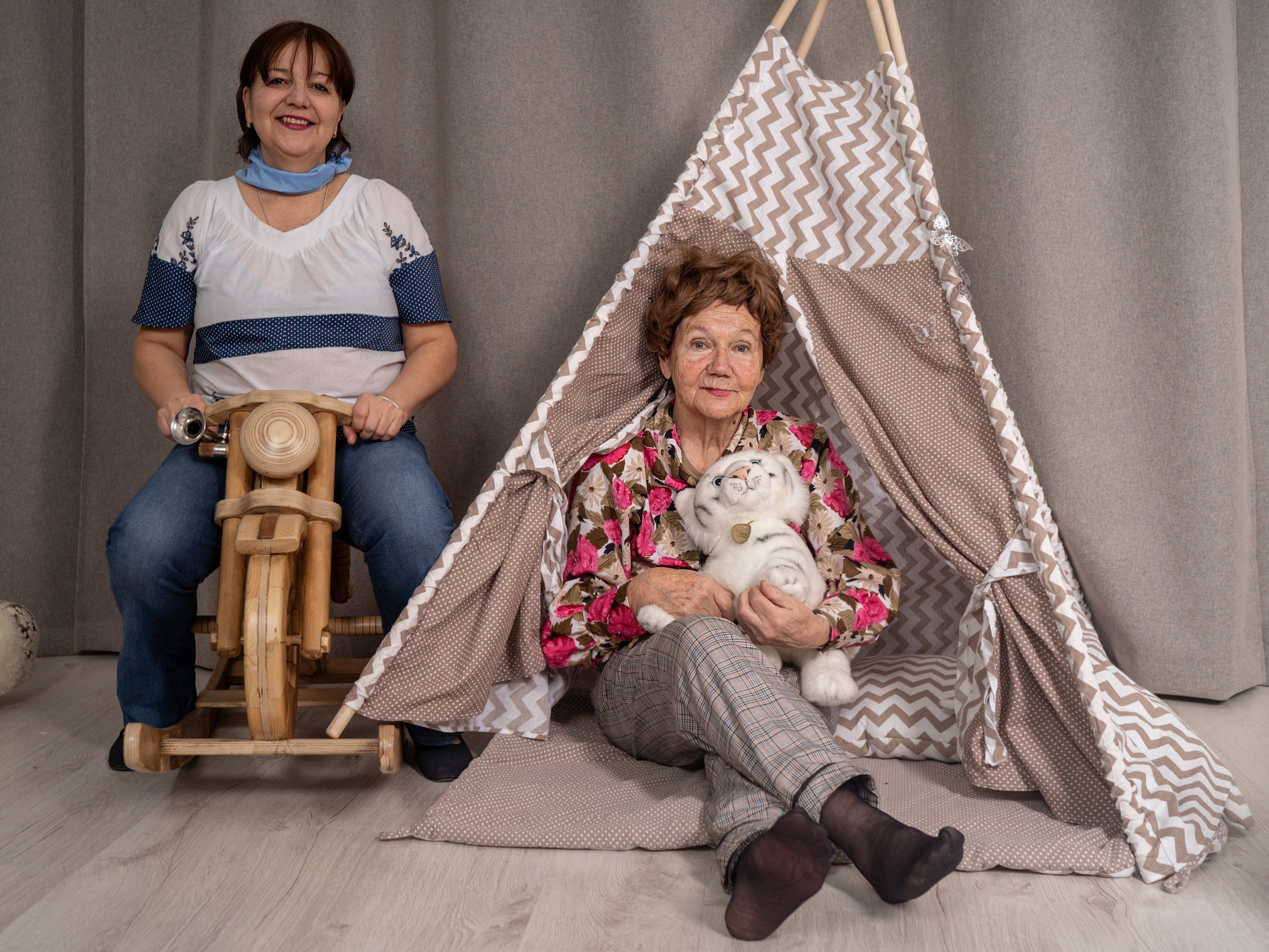 С бабушками. Фотограф Зинаида Евдокимова