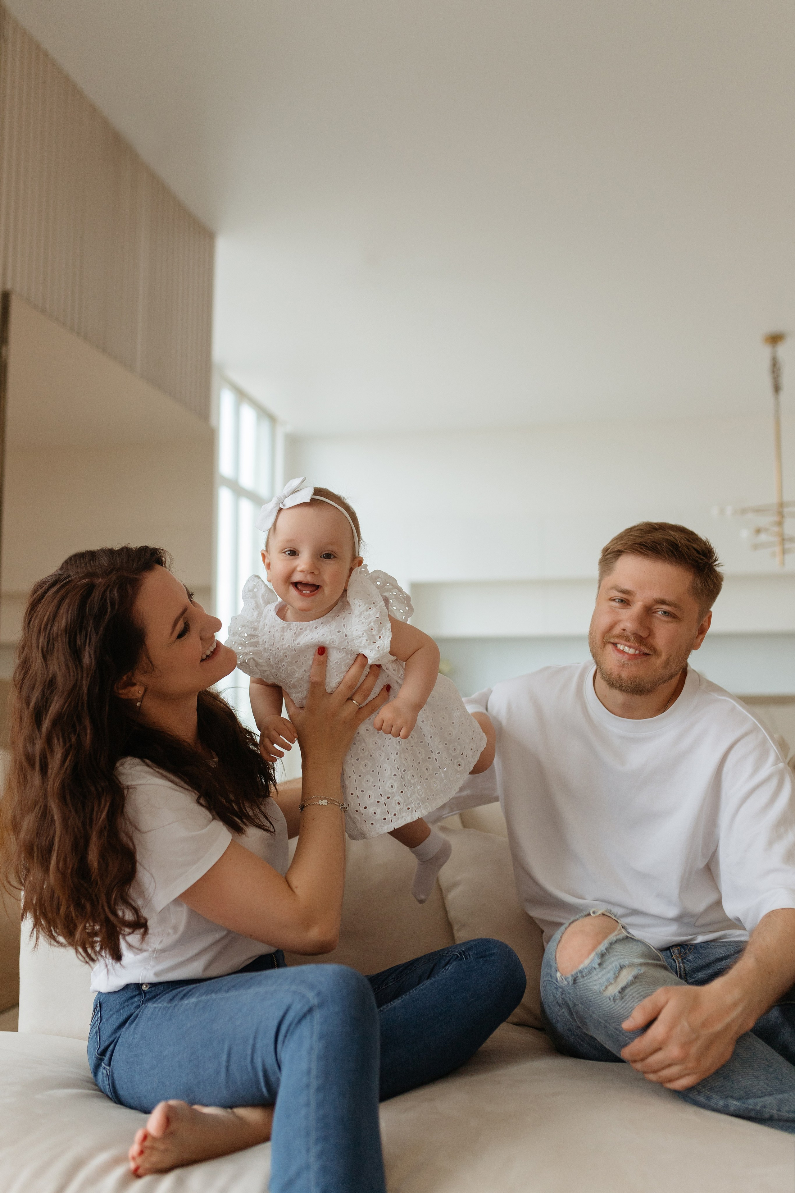 Семейная фотосессия в студии. Сестры Карабаза. Фотографы и ретушеры в Москве и Санкт-Петербурге