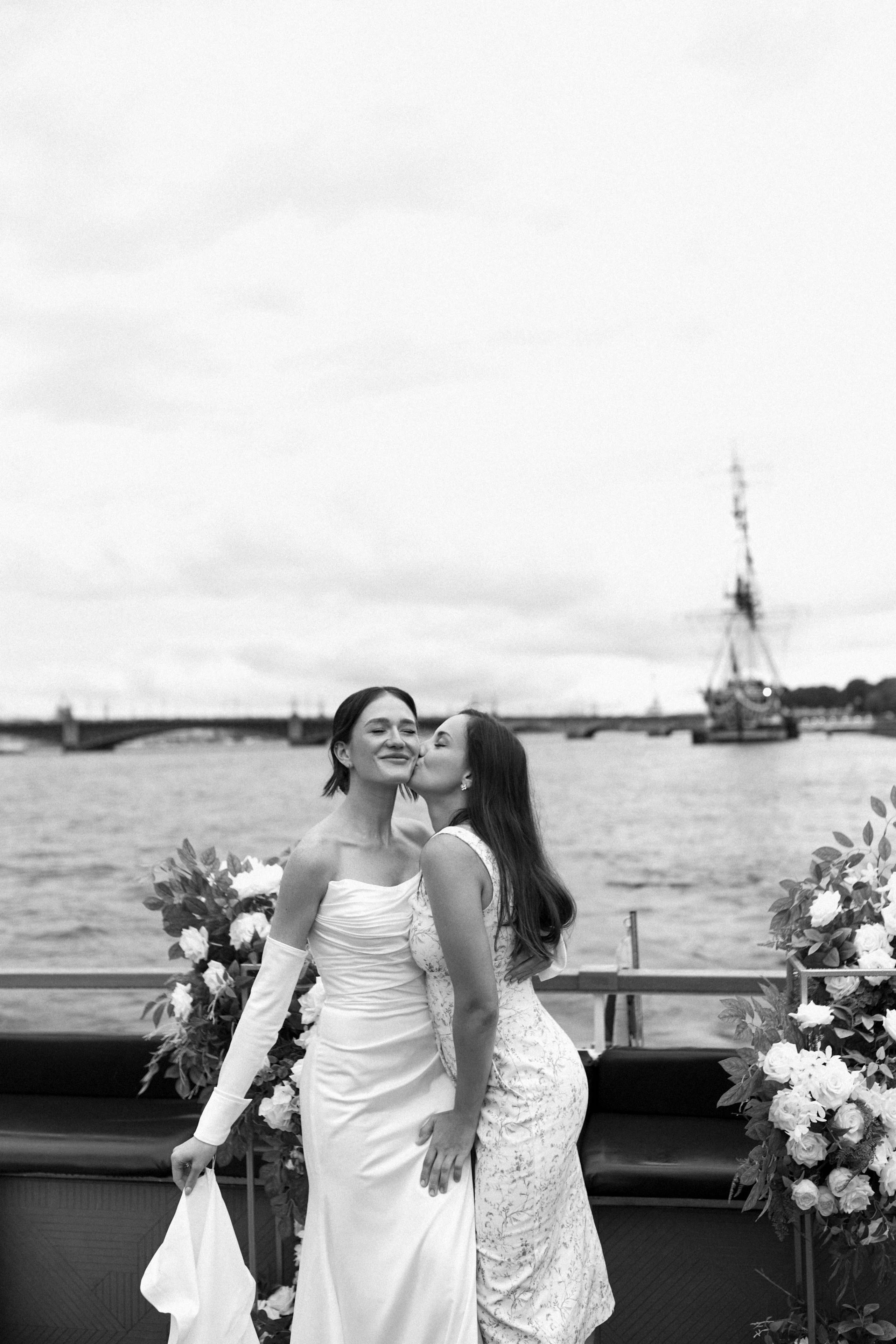 Свадьба в Питере на катере. Сестры Карабаза. Фотографы и ретушеры в Москве и Санкт-Петербурге
