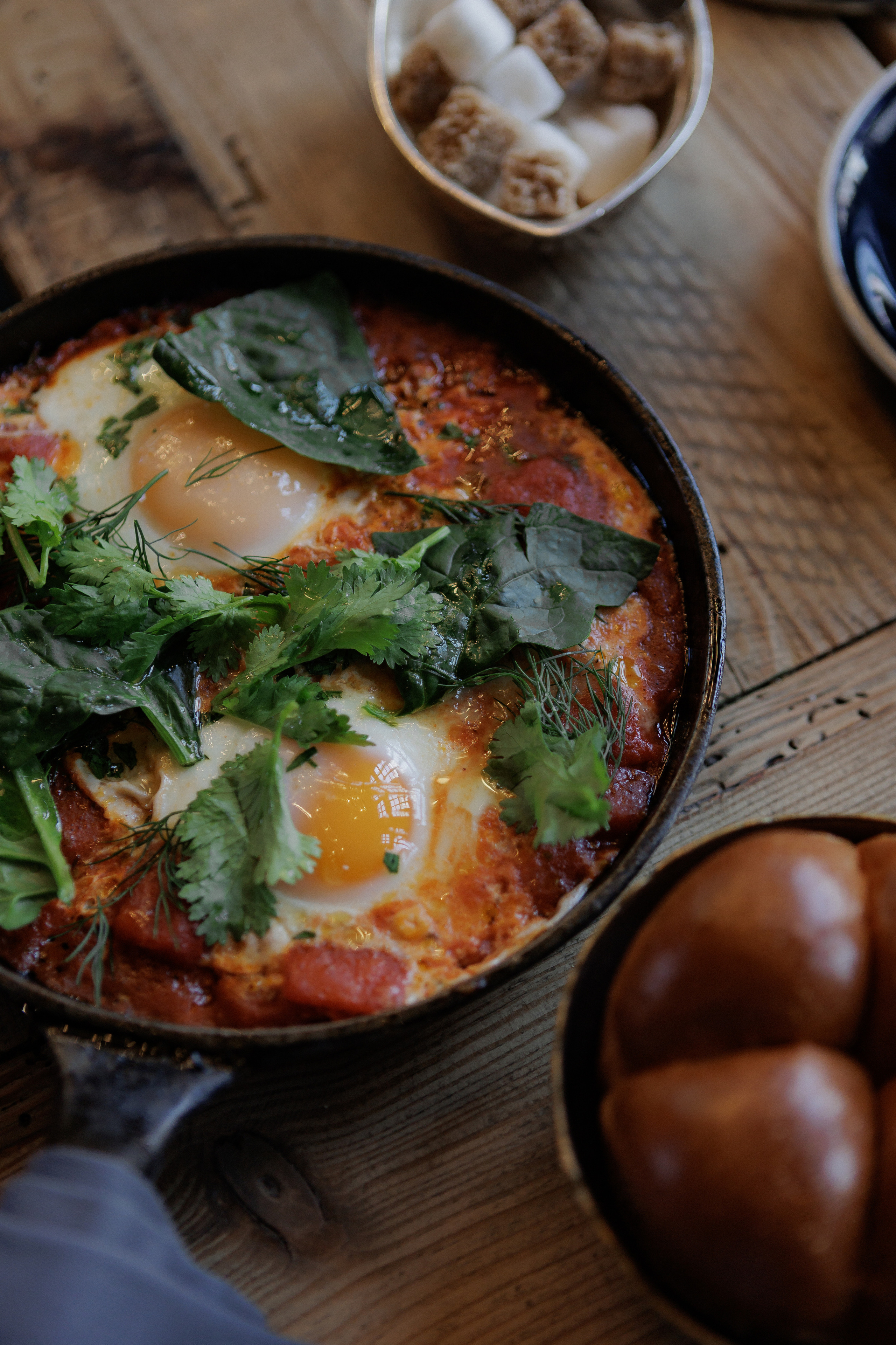 Cococo bistro, Модный ресторан в элегантном здании из красного кирпича: завтраки, пицца и другие блюда разных стран.