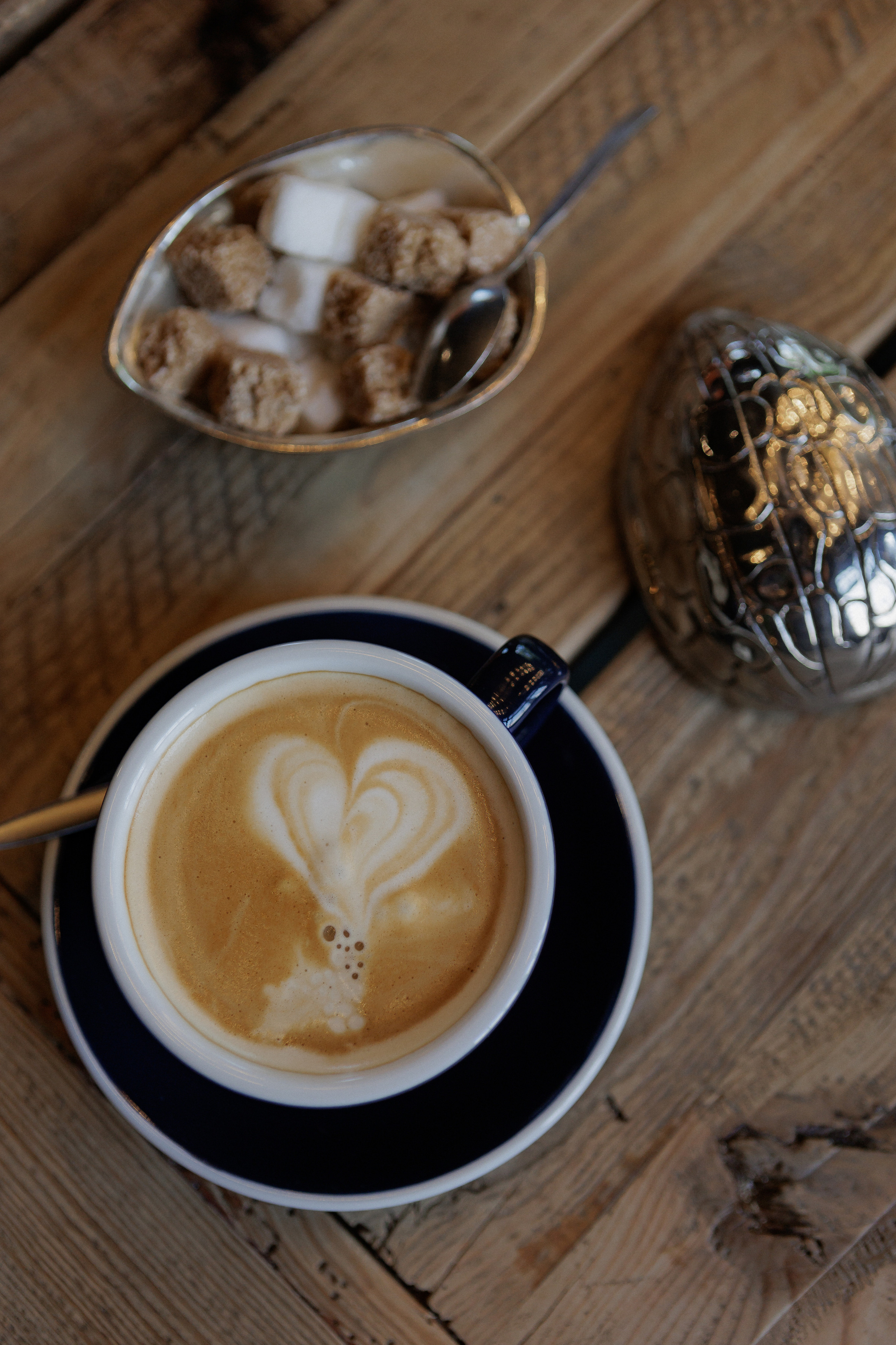 Cococo bistro, Модный ресторан в элегантном здании из красного кирпича: завтраки, пицца и другие блюда разных стран.