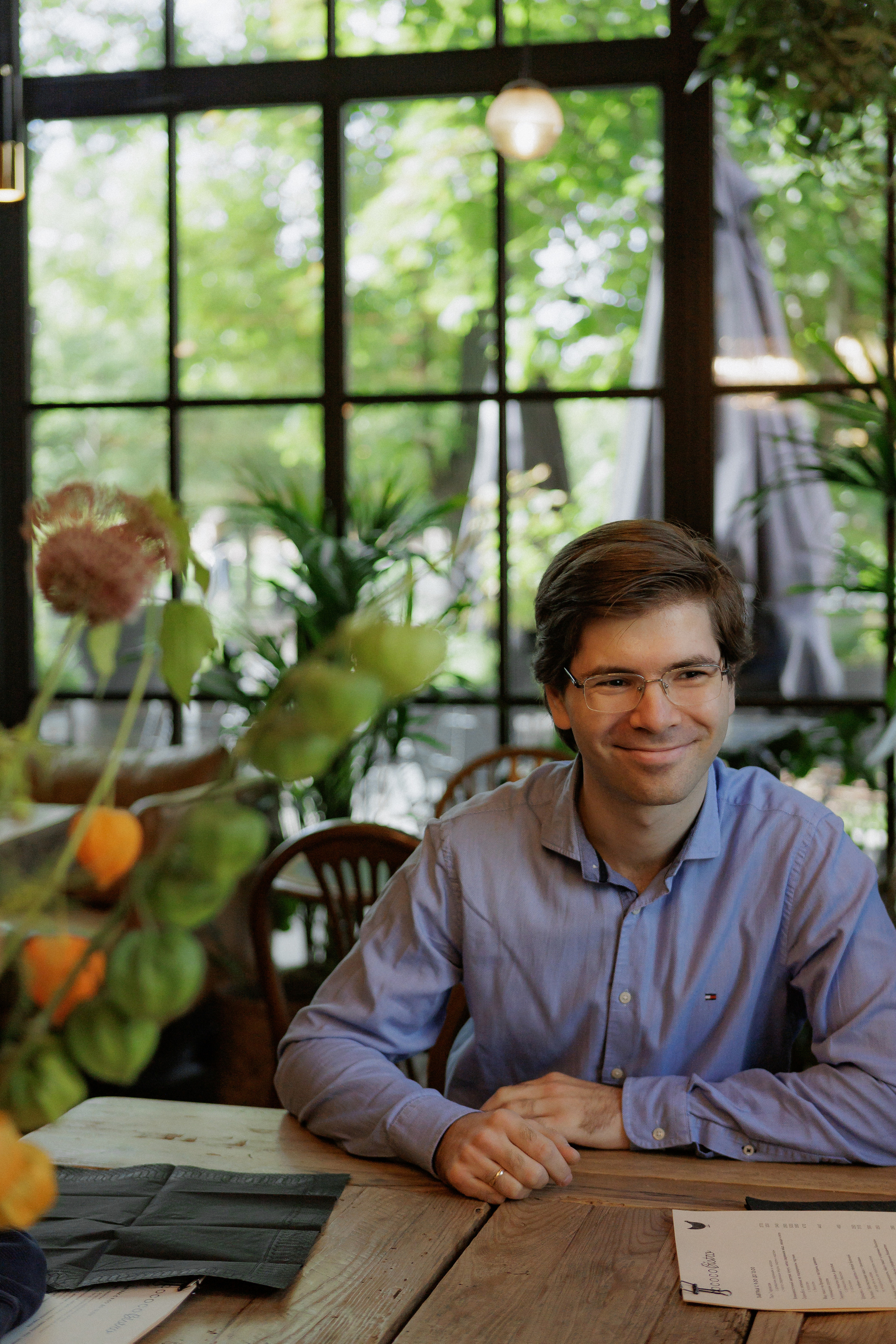 Cococo bistro, Модный ресторан в элегантном здании из красного кирпича: завтраки, пицца и другие блюда разных стран.