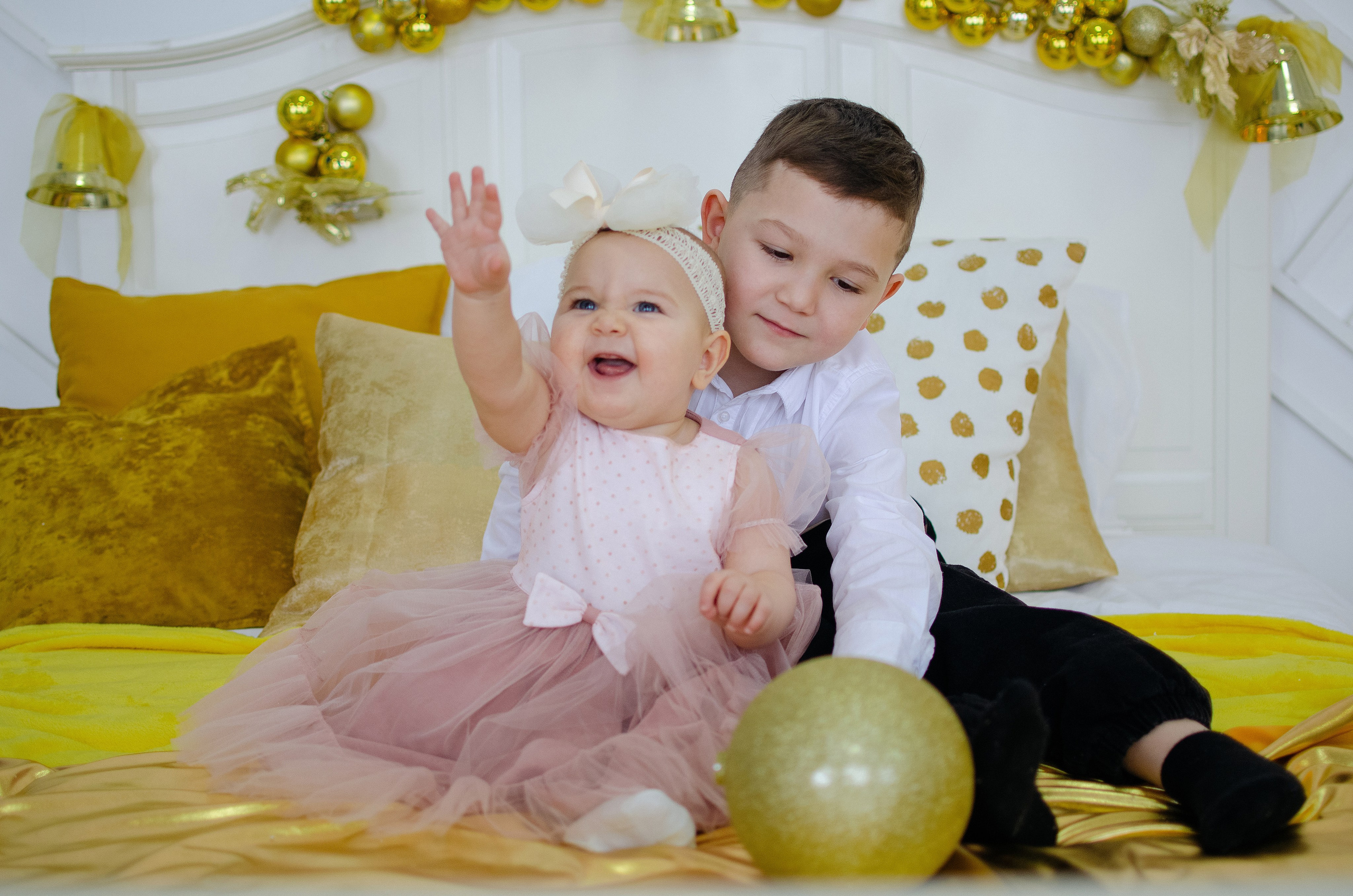 Брат и сестра на новогодней фотосессии