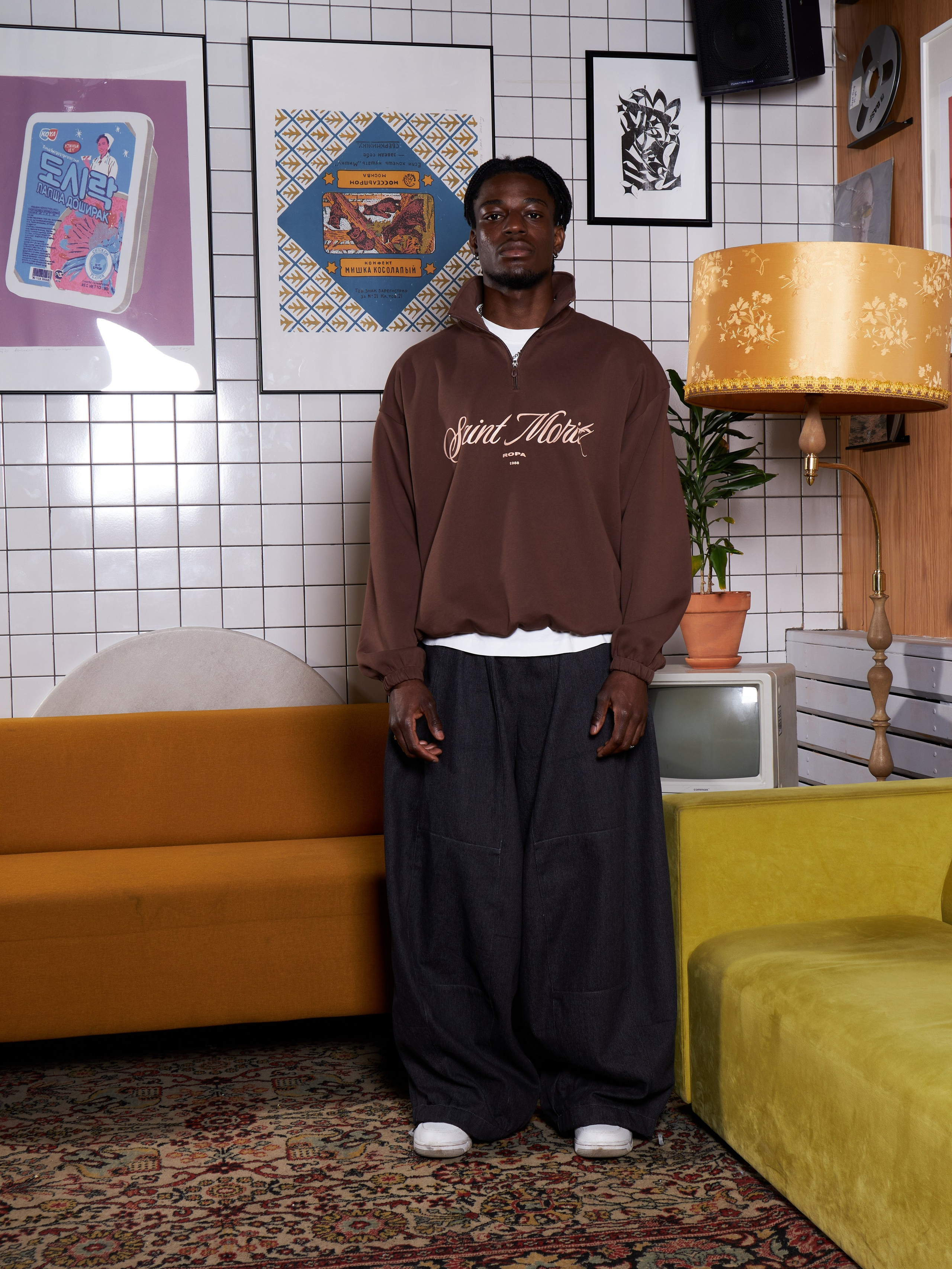 Профессиональный свет для съемки каталога темной или черной одежды в студии Москвы без бликов