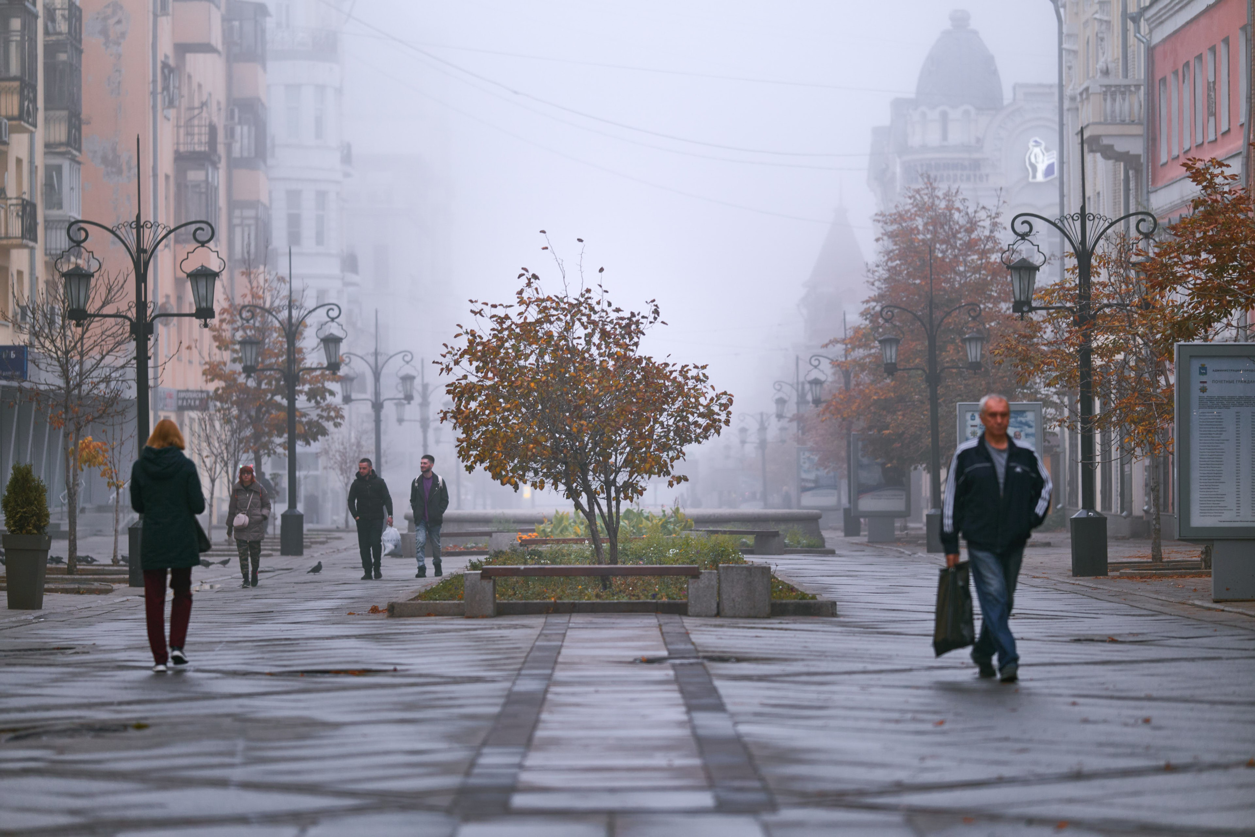 Пешеходы спешат на работу