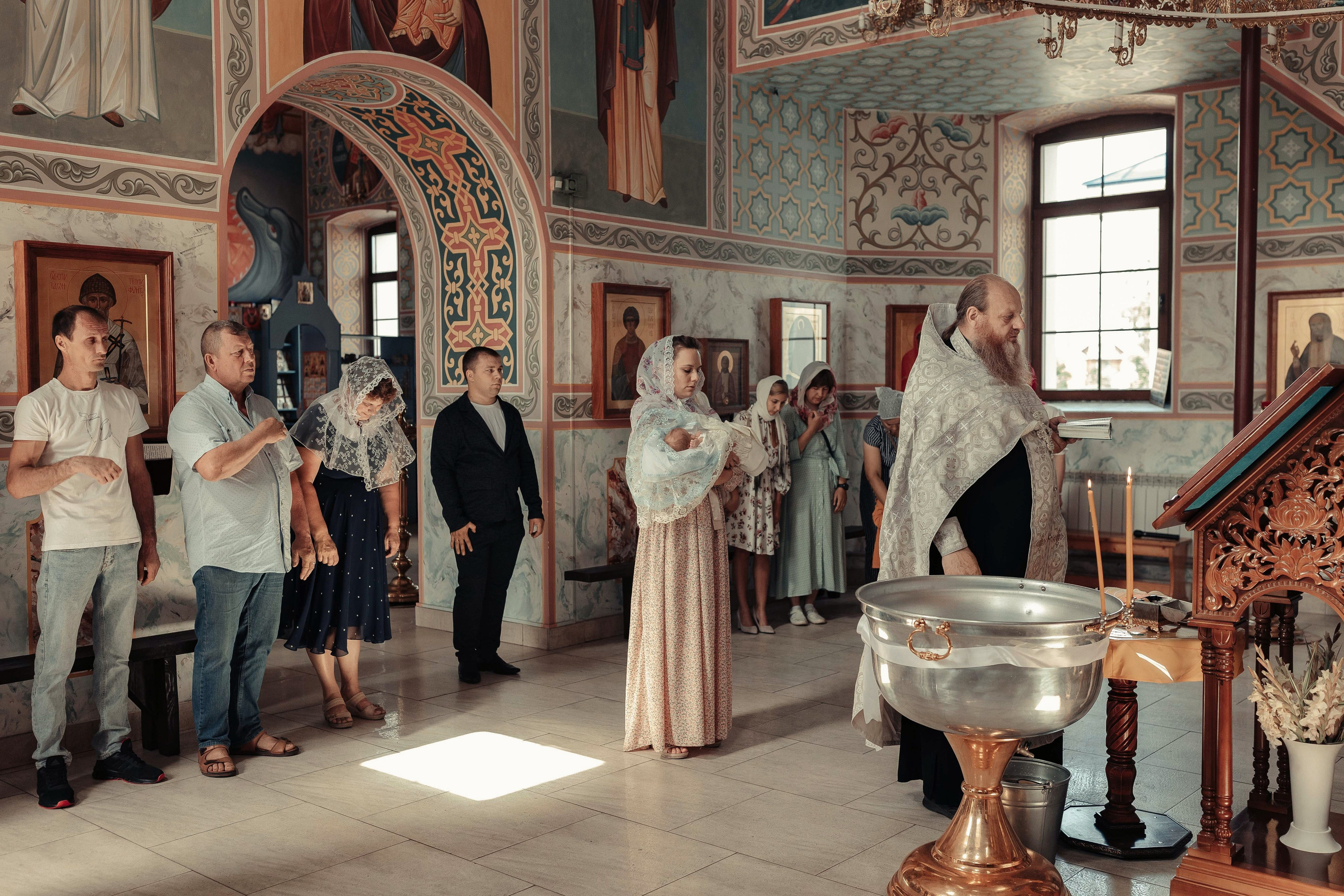 Фото съемка таинства крещения в храме Нижнего Новгорода. Алексей Шаров — свадебный и репортажный фотограф в Нижнем Новгороде