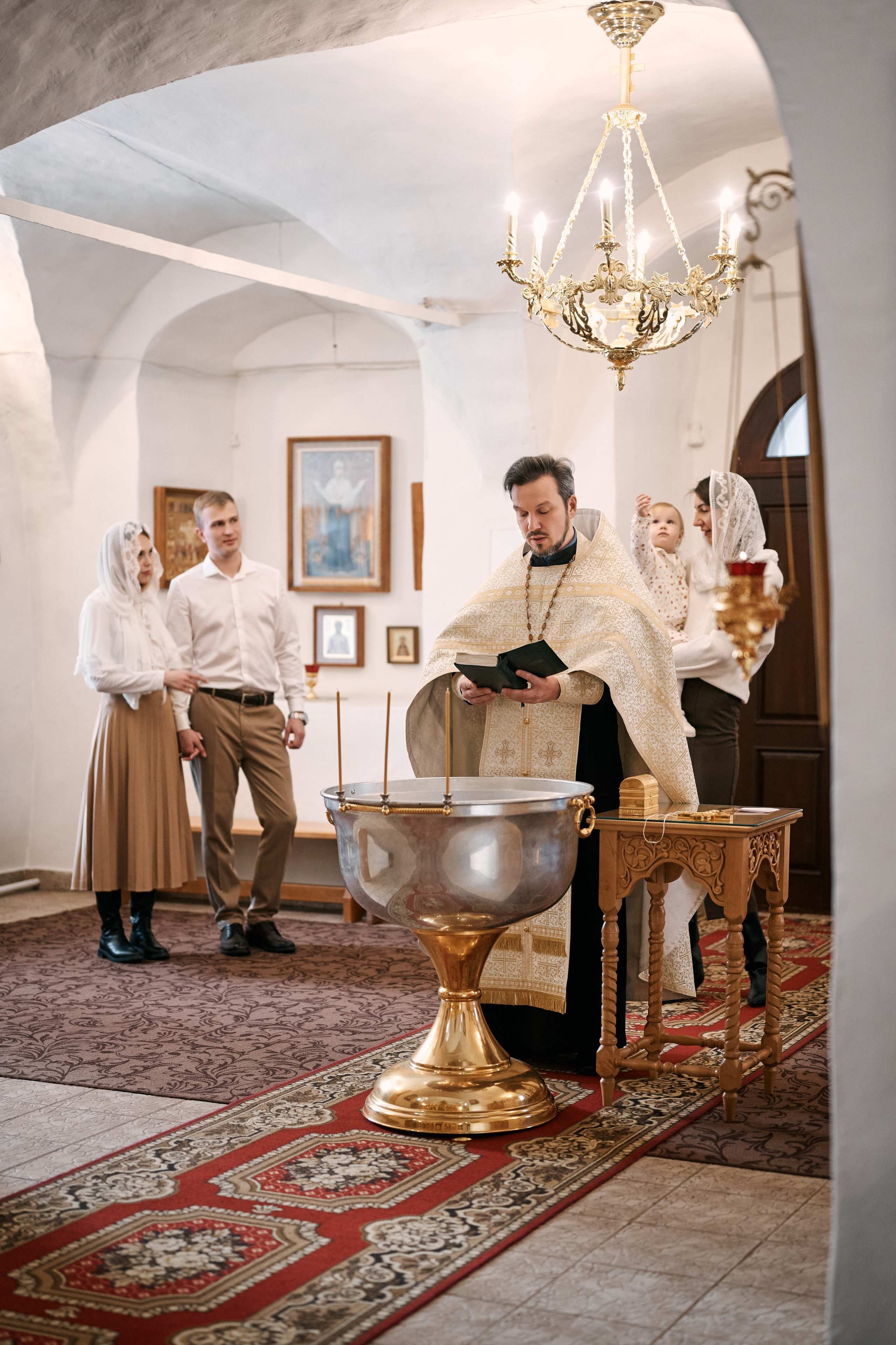 Крещение в храме Преполовения Пятидесятницы во Пскове. Свадебный фотограф Надежда Максимова