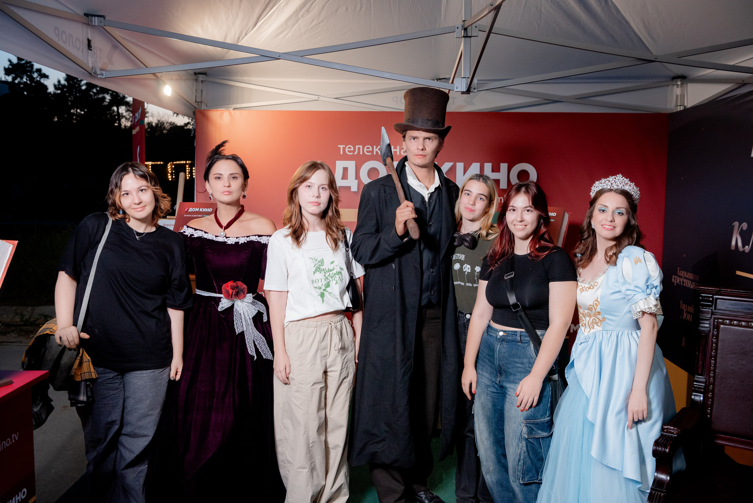 Портретные фото с артистами в палатке Триколор Дом Кинов на день города Волгоград. Фотограф в Волгограде и Волжском Александр Горбань