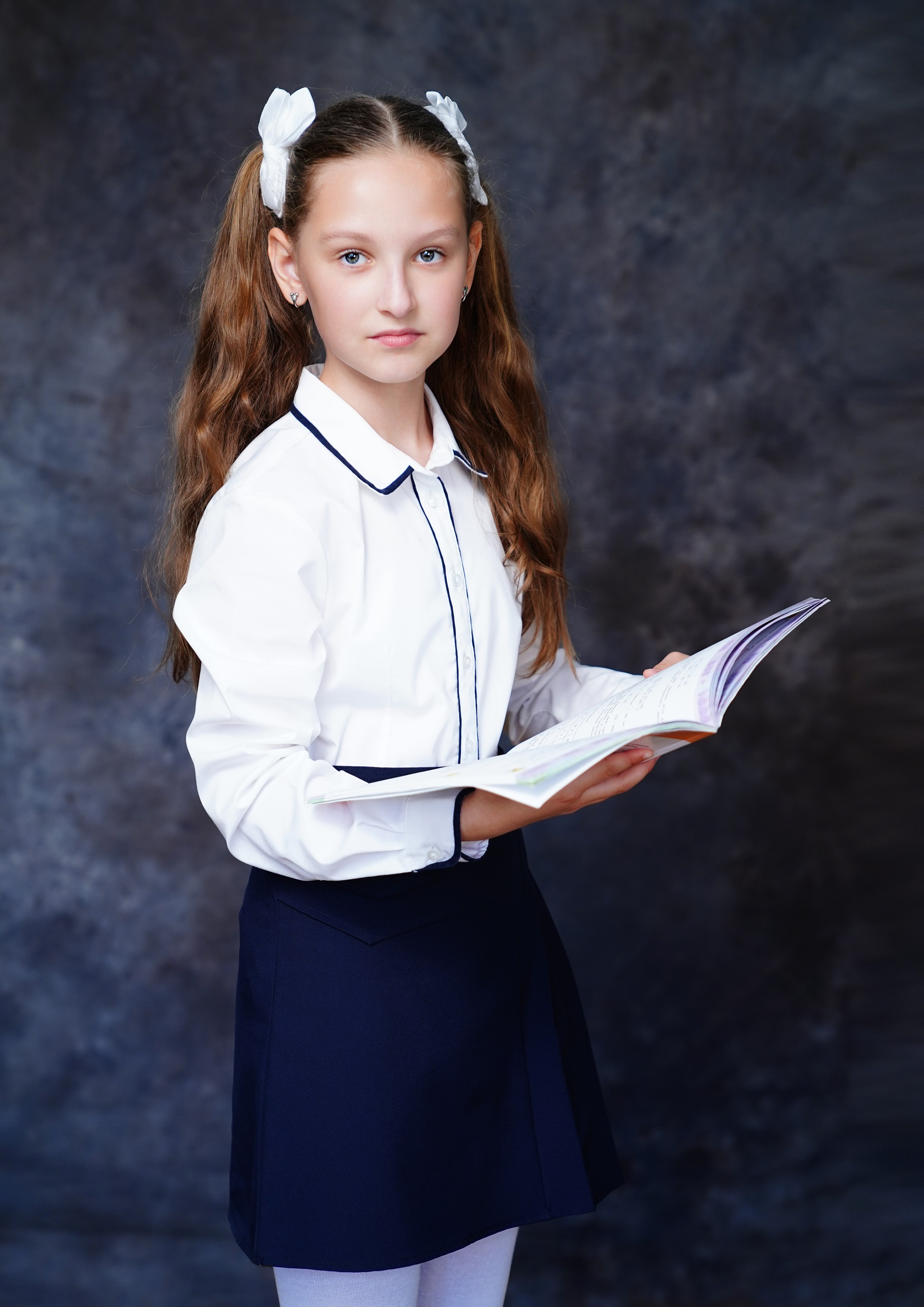 фон тканевый темно серый, съемку проводили в школьном помещении