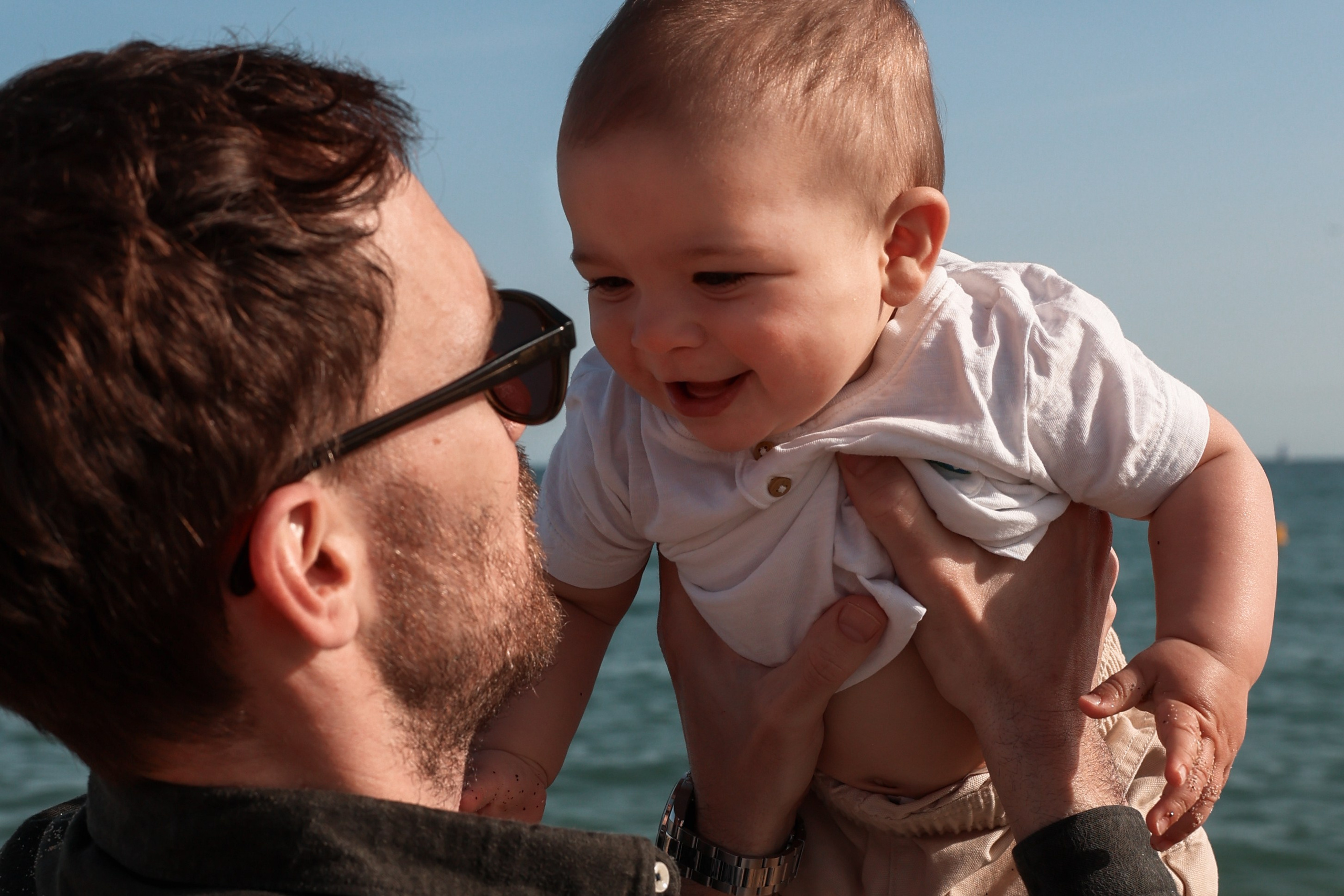 Family pizza at the sea. Natalia Zhuravleva|family, newborn, maternity photographer in Barcelona