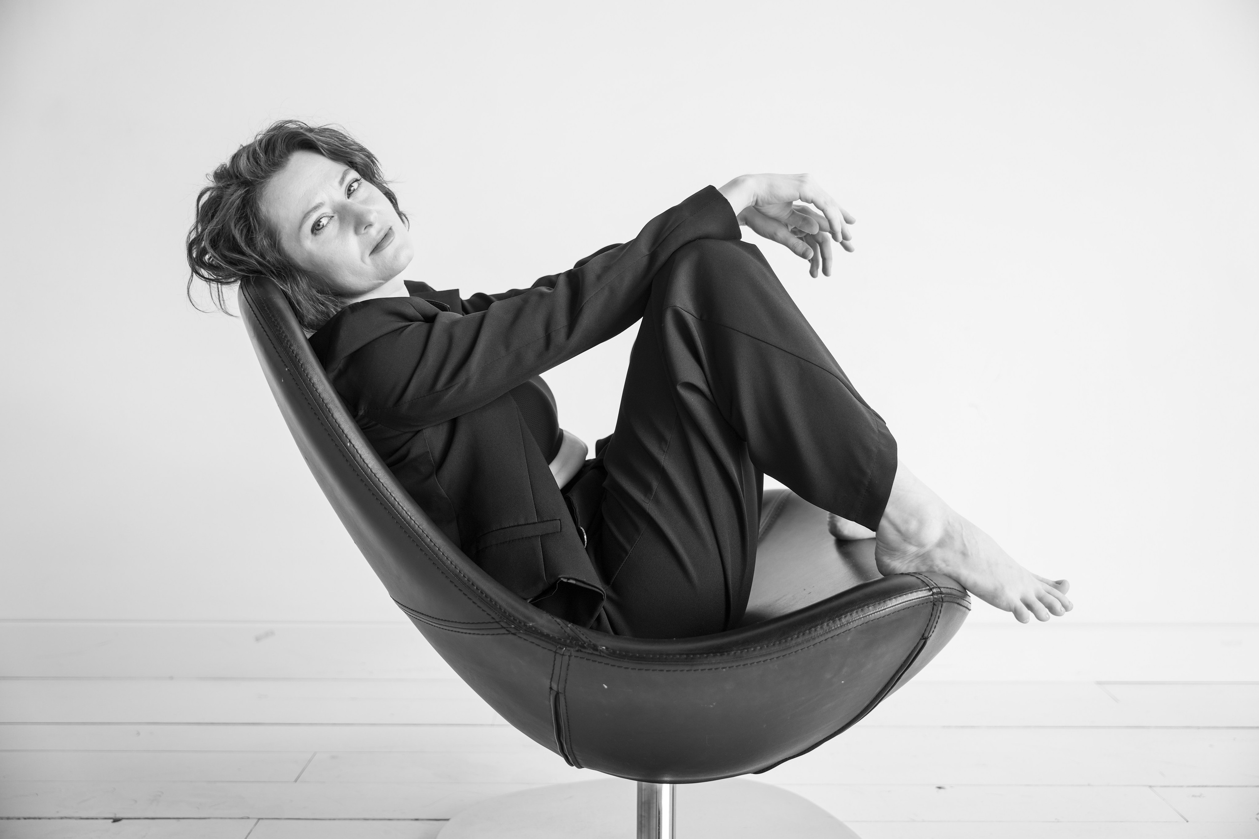 Нежная фотосессия для женщины в светлой студии. Женский фотограф в Красноярске