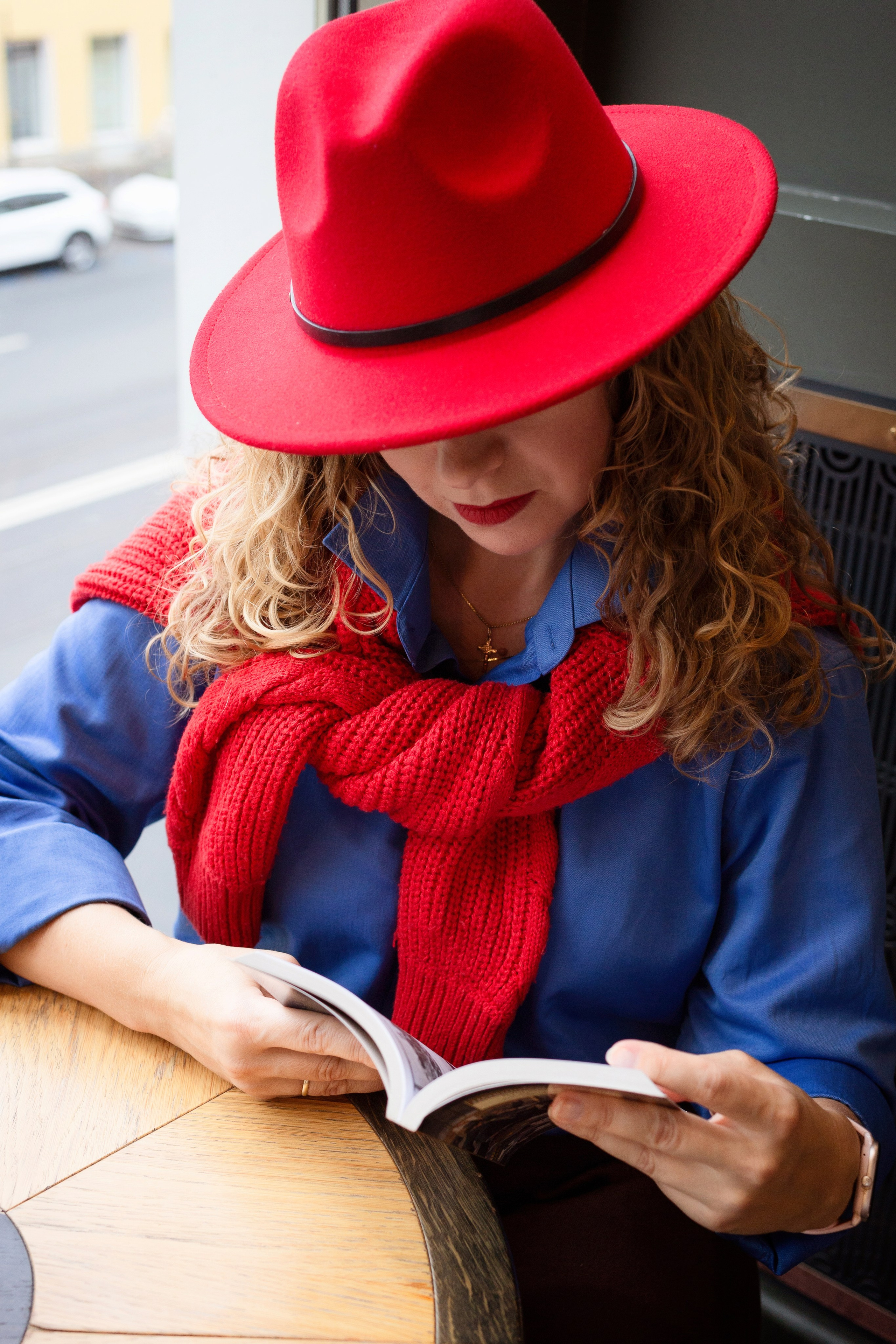 Фотосессия в СПб и книжном магазине Подписные издания. Портретные фотосессии, контент-съемки, репортаж