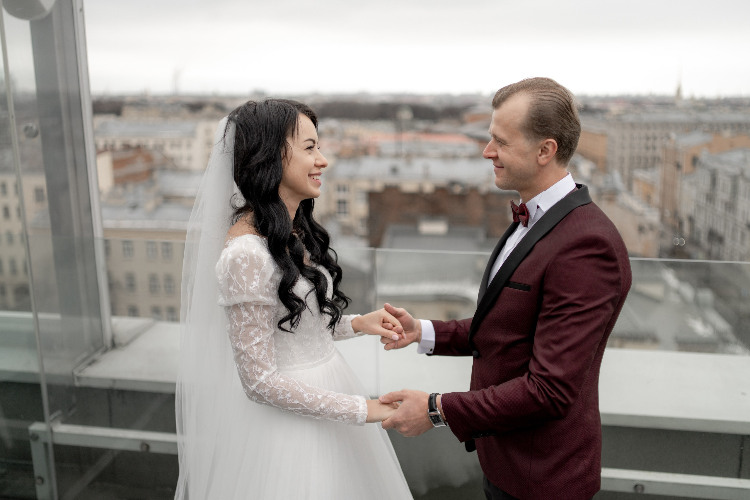 жених и невеста держат друг друга за руку в отеле Индиго на свадебной фотосессии