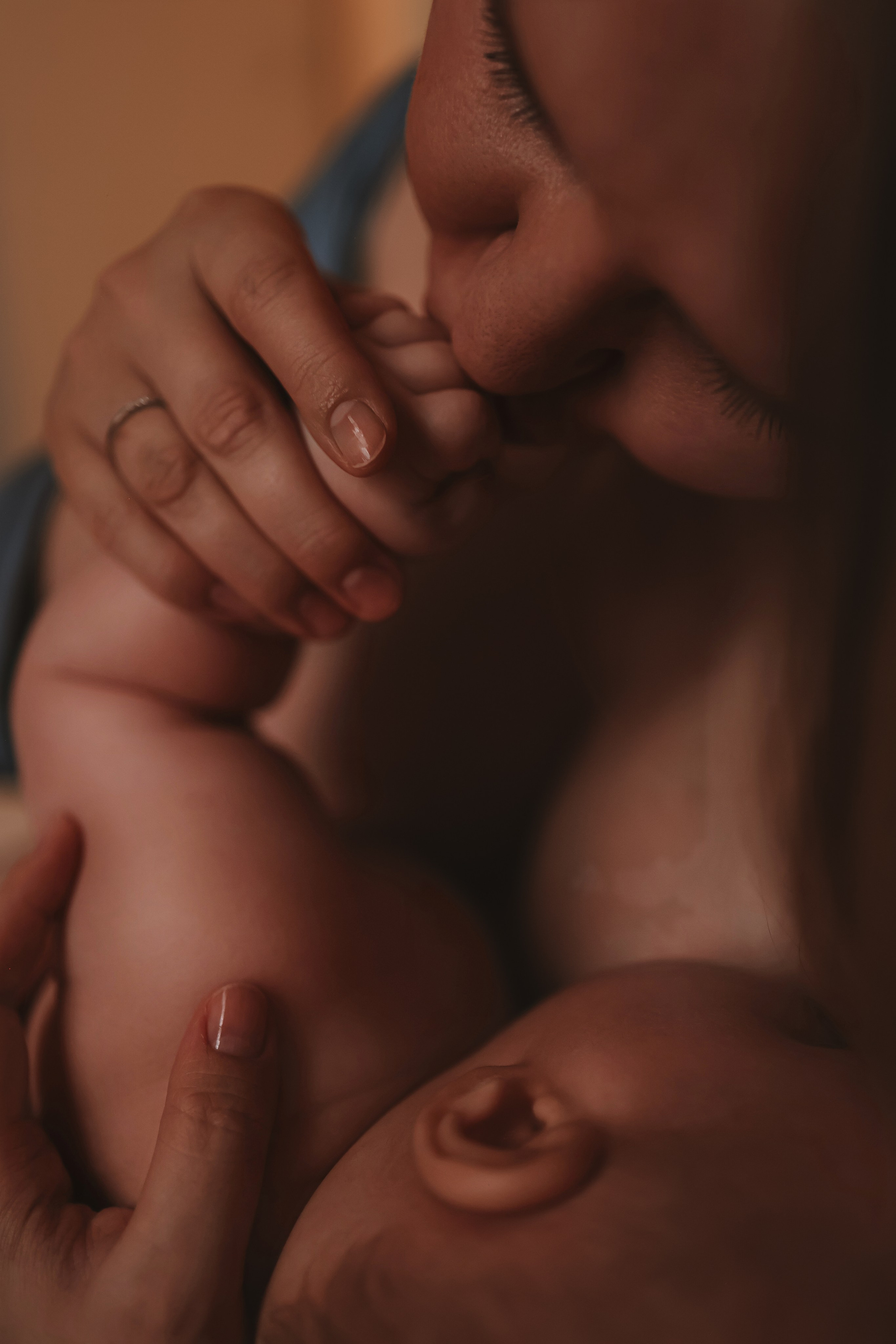 Кормление. Семейный фотограф Тюмень, фотограф на роды Салмина Мария