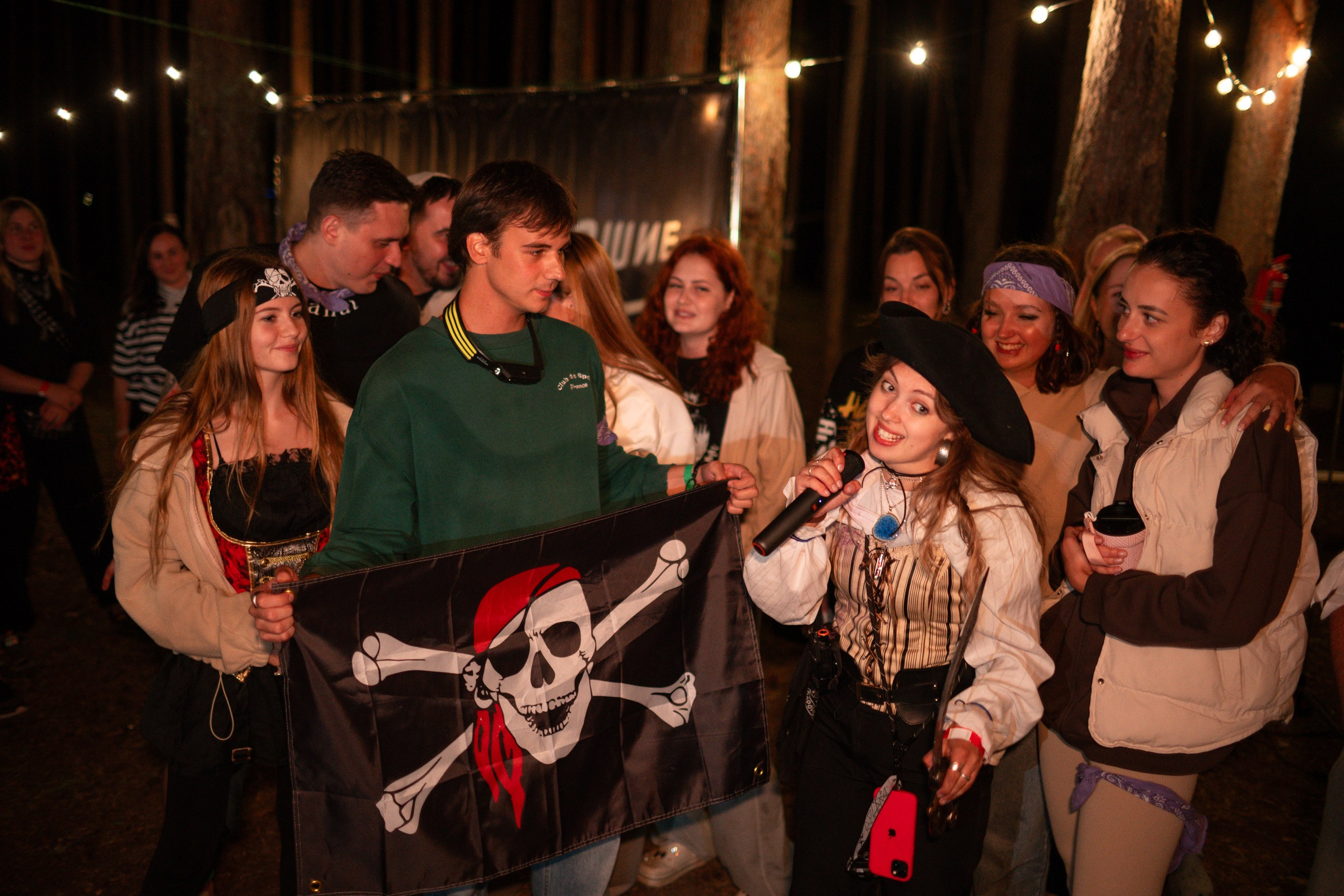 Лагерь пиратов для взрослых на острове на Волге. Фотограф Сергей Красильников