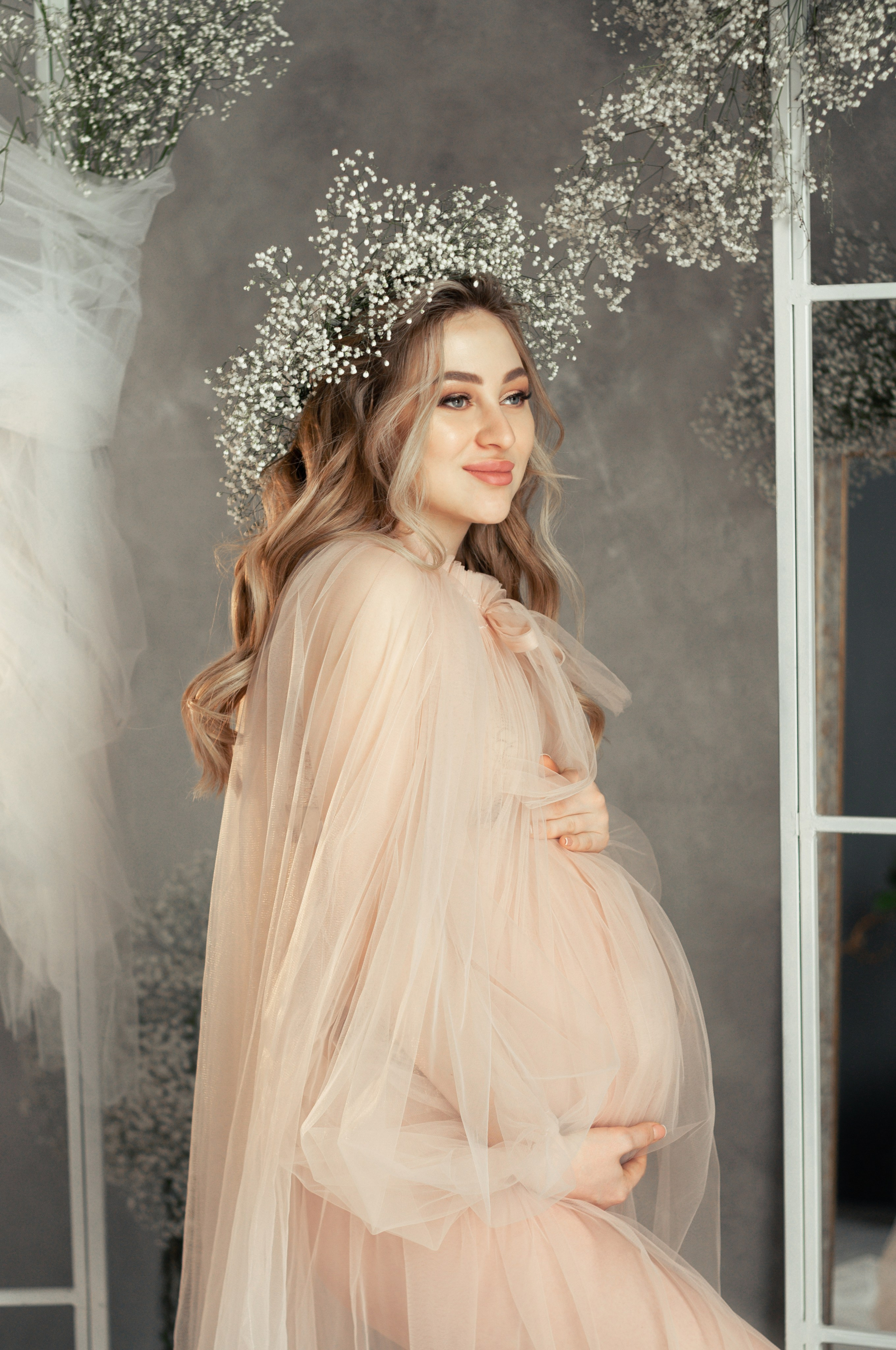 Валерия в зале Грей с гипсофилой. Семейный и свадебный фотограф Галина Абакумова, фотосессии в Белгороде