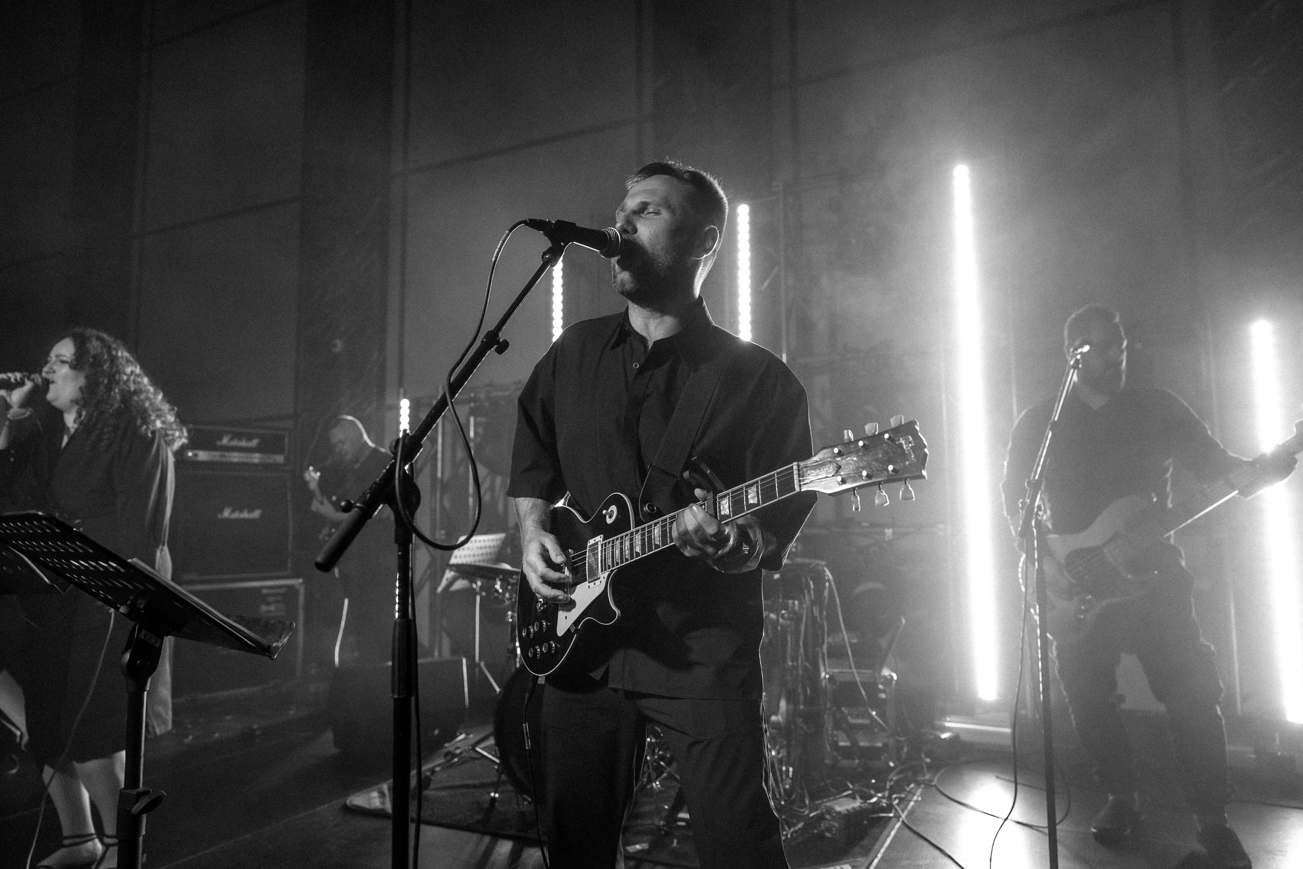 Здравствуйте! Я свадебный фотограф из Ульяновска, работаю в том числе по всей России и с выездом за границу. Снимаю свадьбы, lovestory, корпоративы, светский репортаж. Провожу обучение по фотографии, мастер-классы и воркшопы для других фотографов.