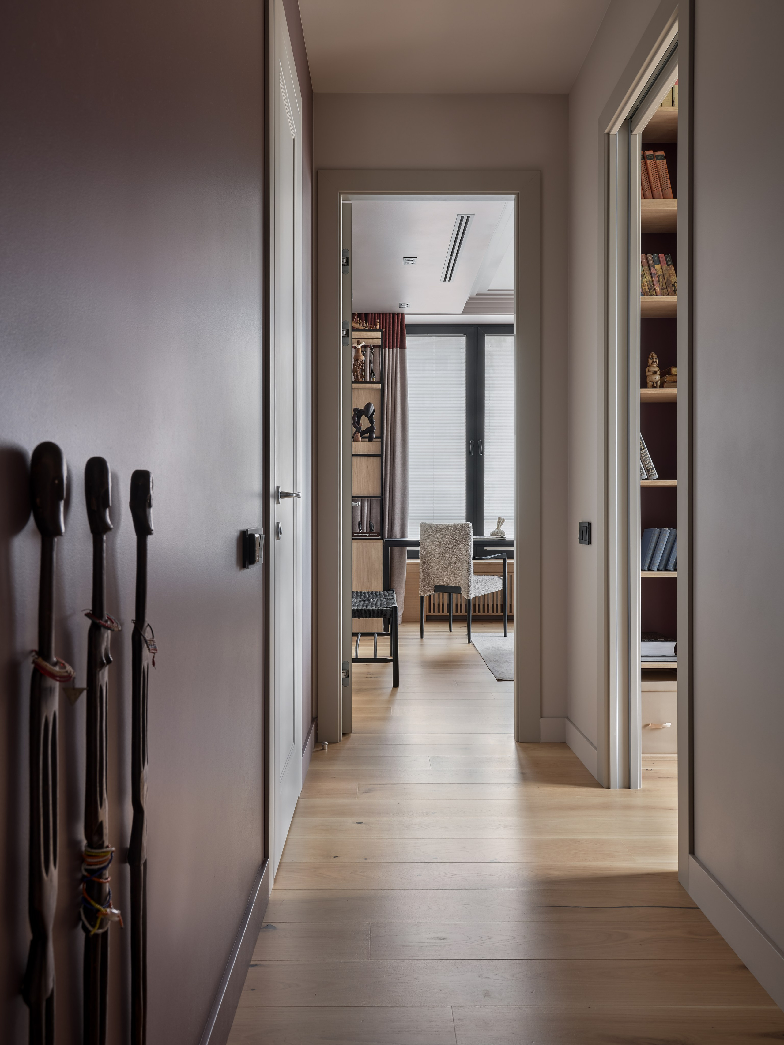 Светлое дерево и фиолетовые акценты. Фотограф Наталья Вершинина