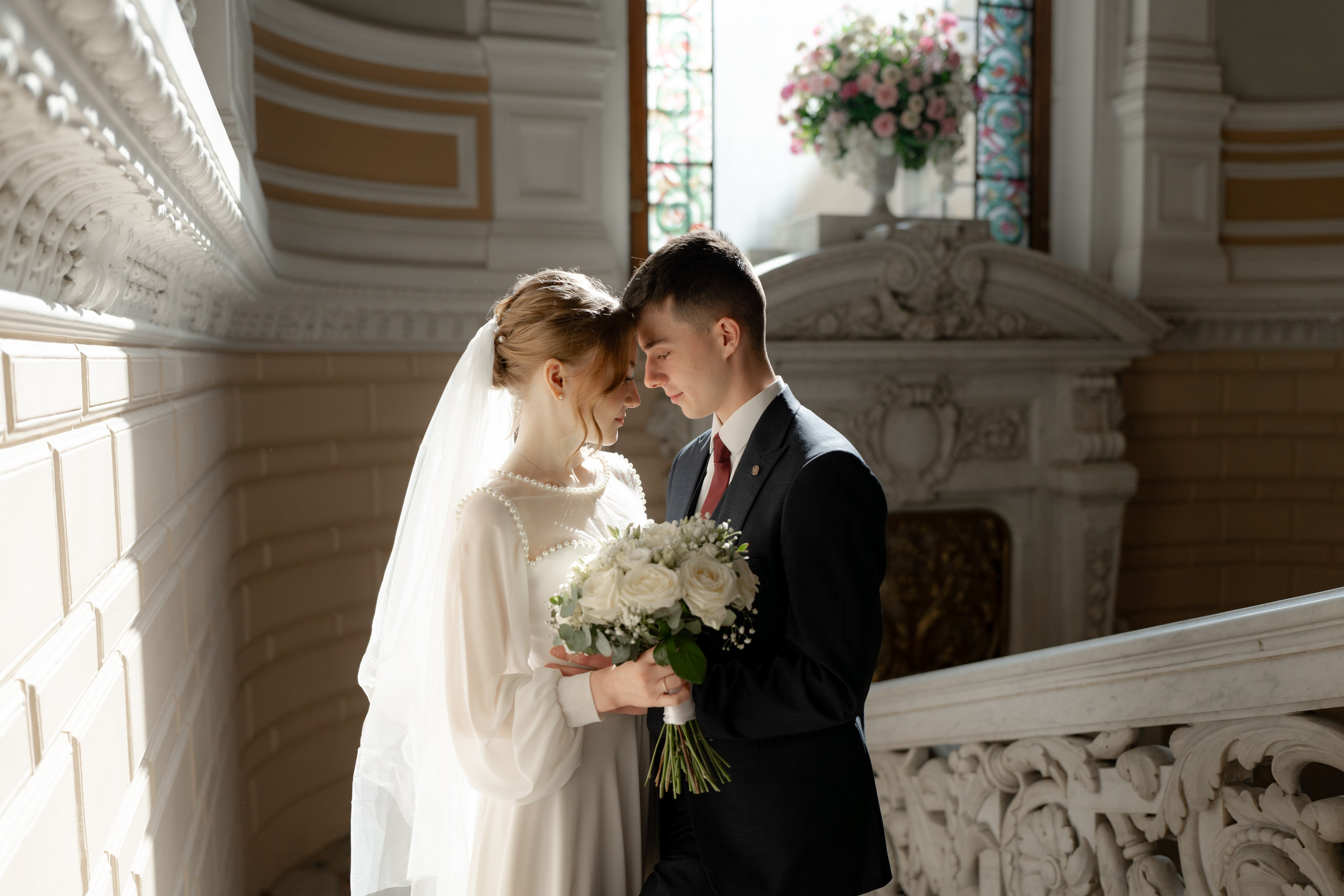 Свадебная фотосессия во Дворце Бракосочетания №1 красивая свадебная фотография в лучах солнца.