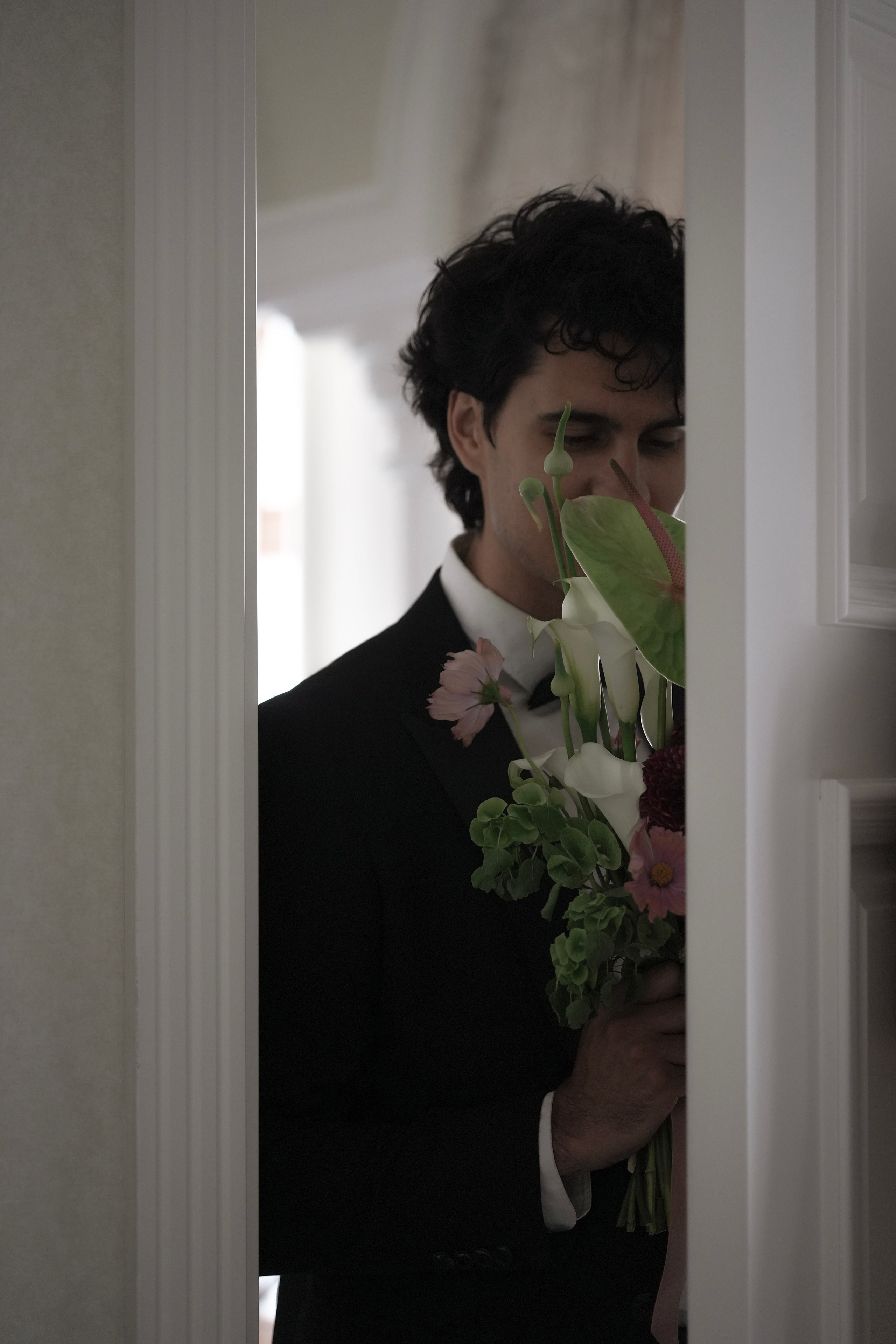 Свадебная фотосессия утра невесты и жениха в отеле Амбассадори