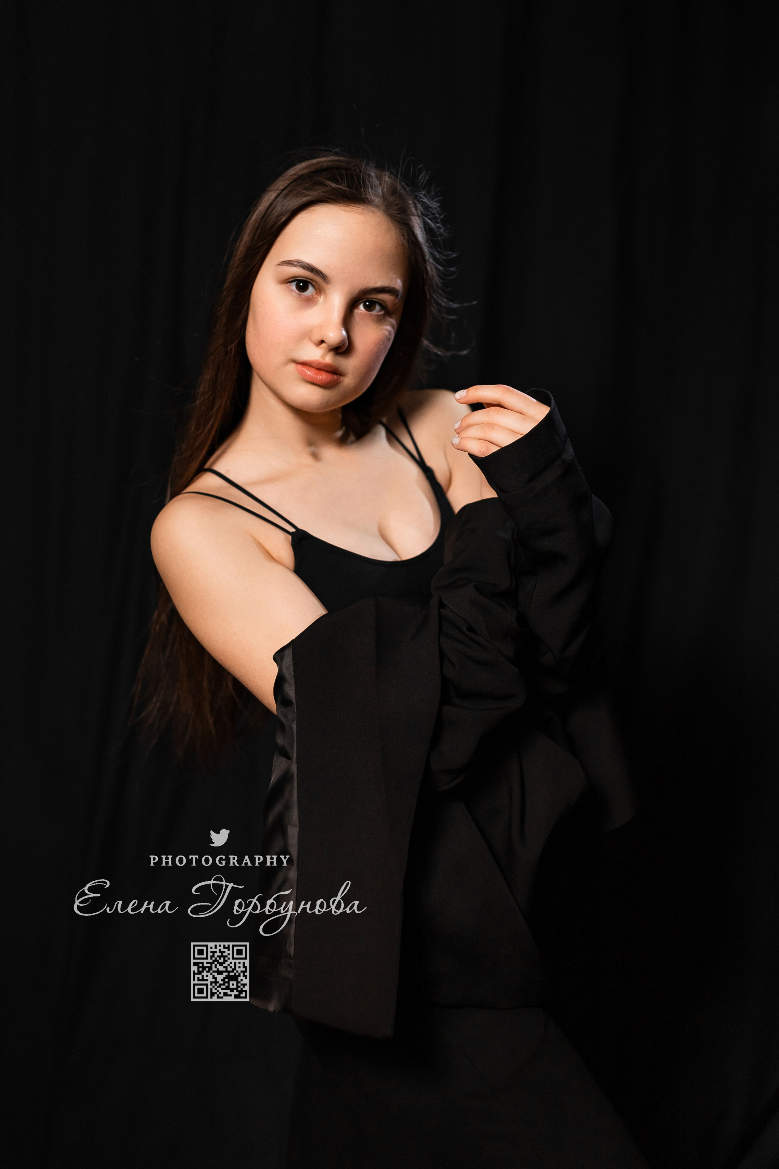 Моя студия. Полина и стул. Январь 2024. Фотограф Пермь. Свадьбы. Семья и дети, школа, д. сад. Фотокниги