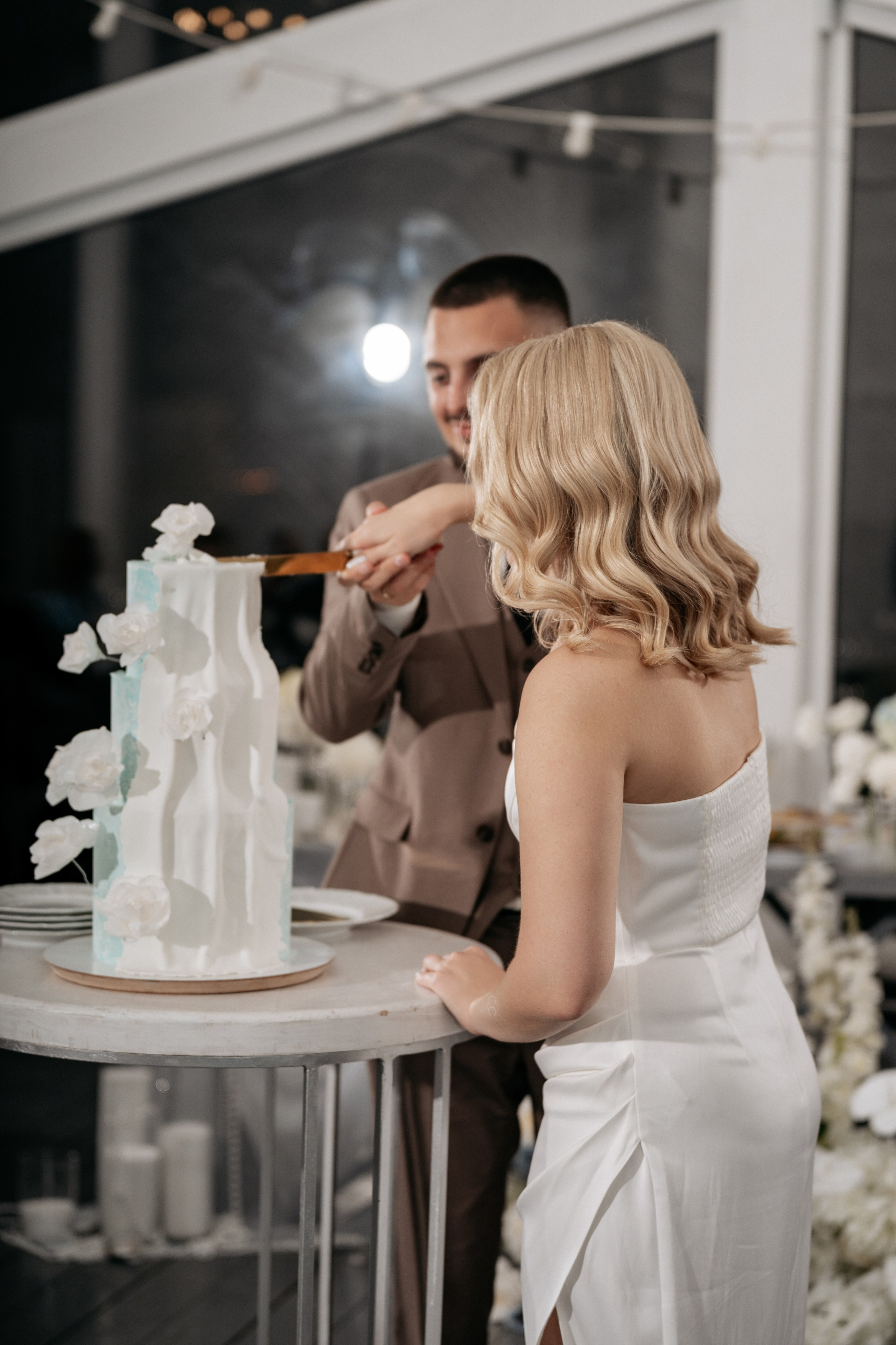 Фотограф Геленджик запечатлел момент между парой на берегу Черного моря.