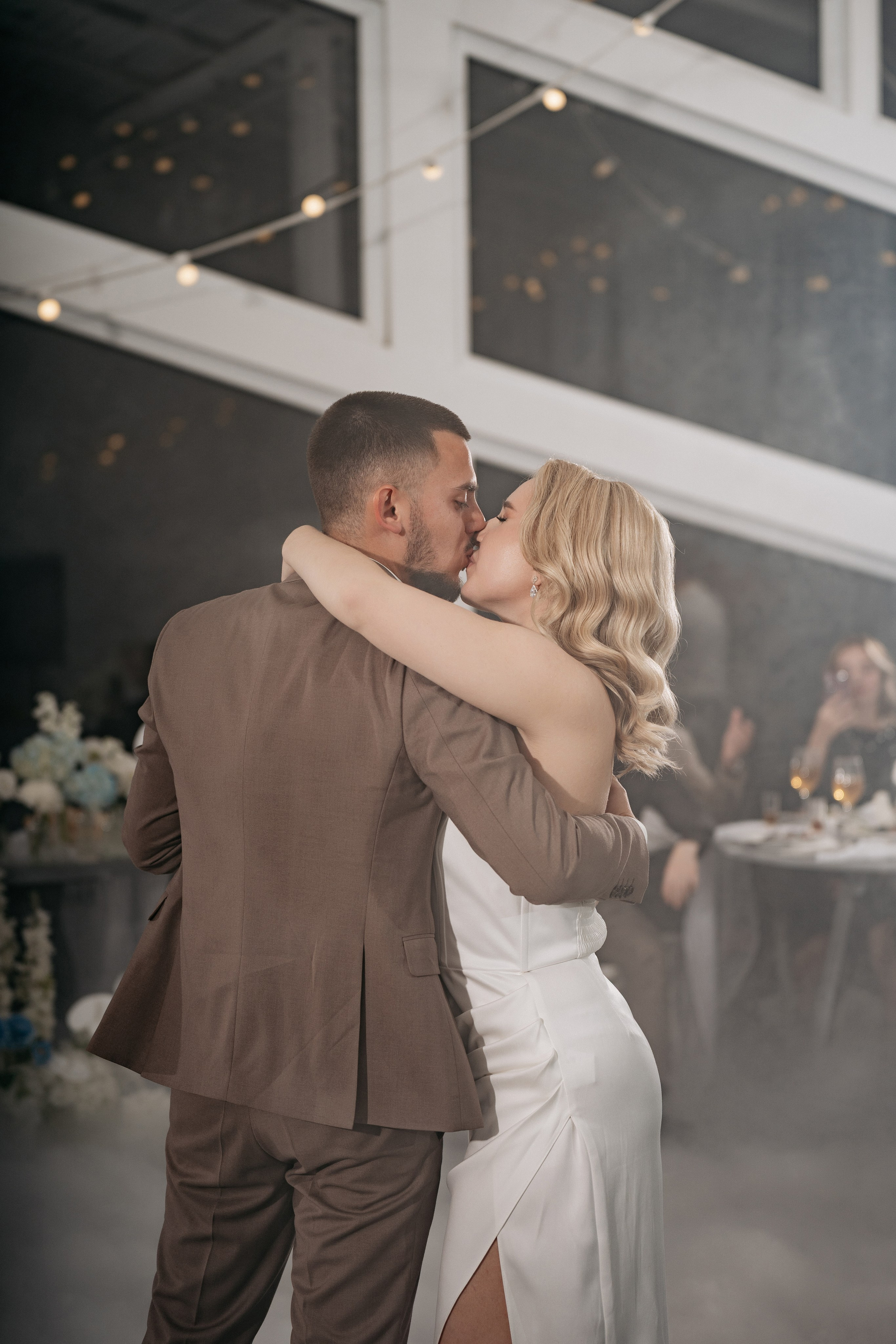 Свадьба в Геленджике: фото пары с видом на бескрайнее море от фотографа.