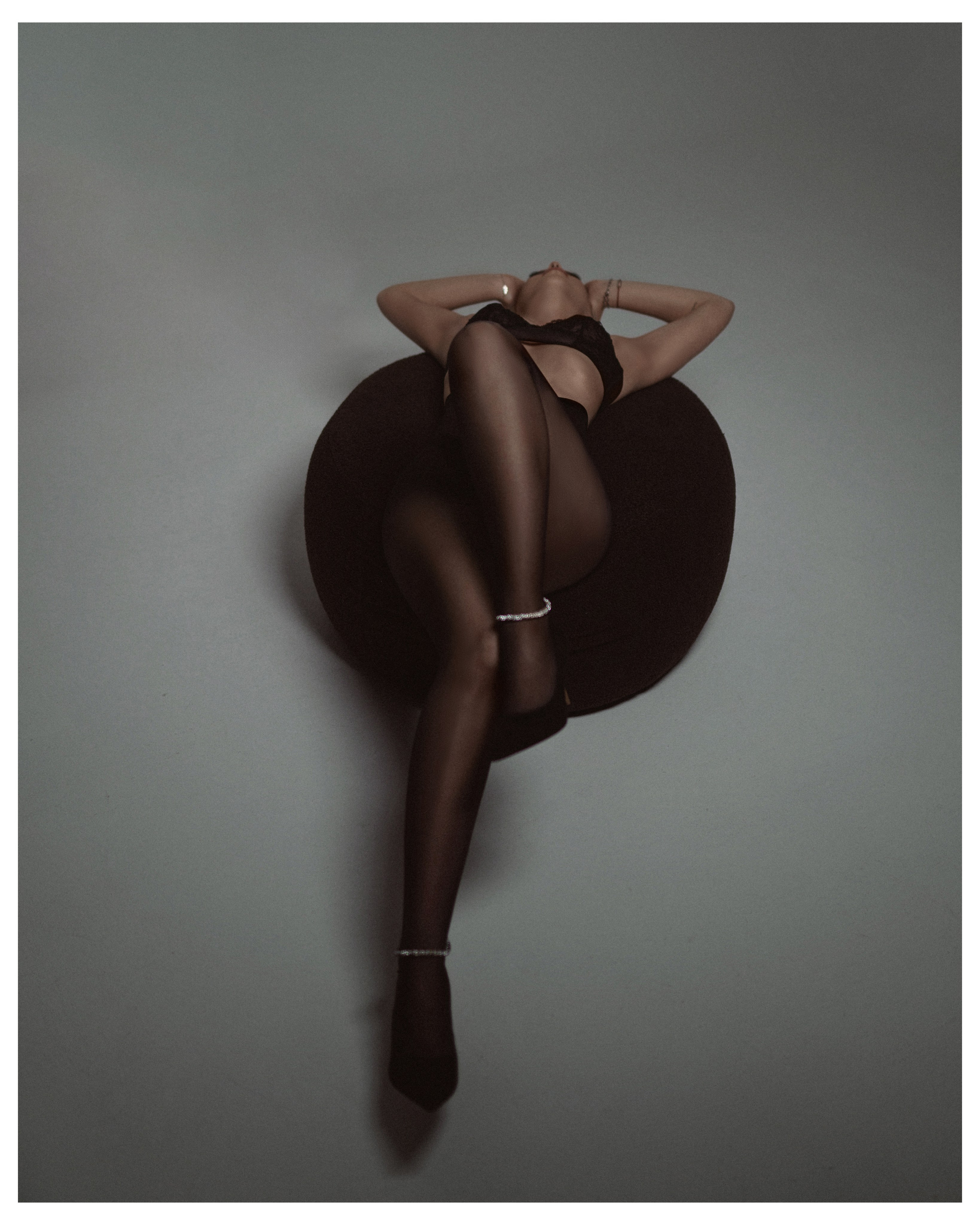 Студийная фотосессия в городе Анапа на циклораме – эротичный и элегантный образ  