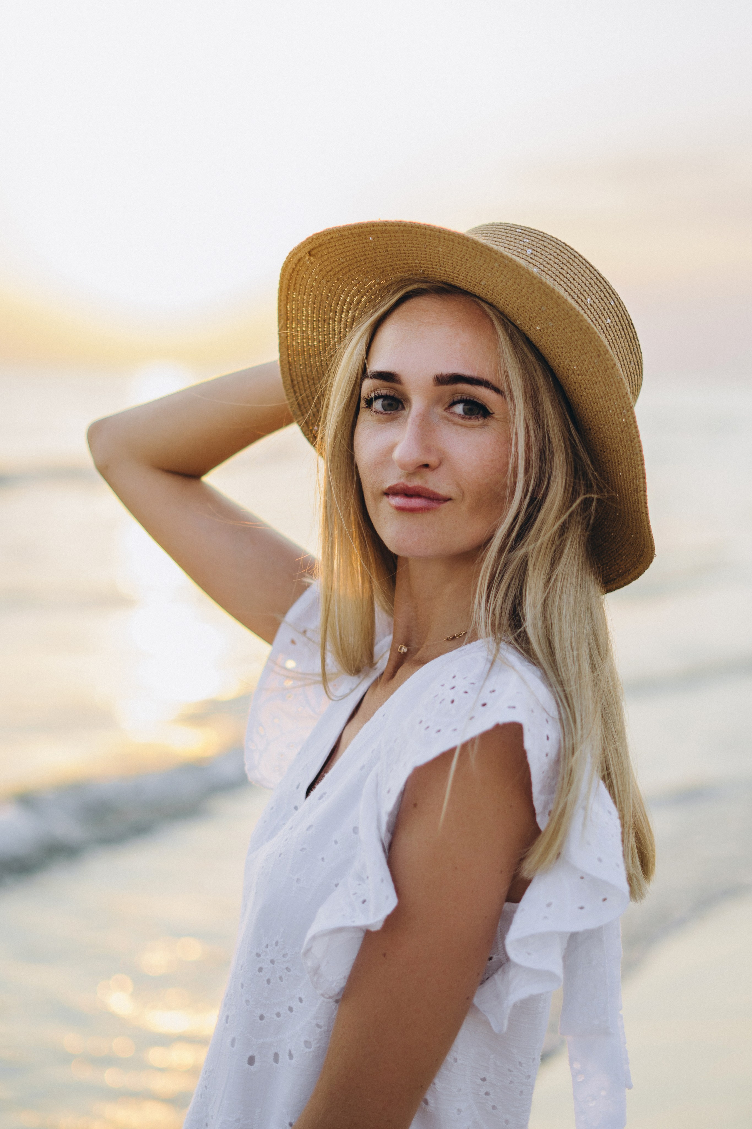 Новороссийская фотосессия: момент, когда вся семья дружно зажмуривается от солнца, фотограф Новороссийск