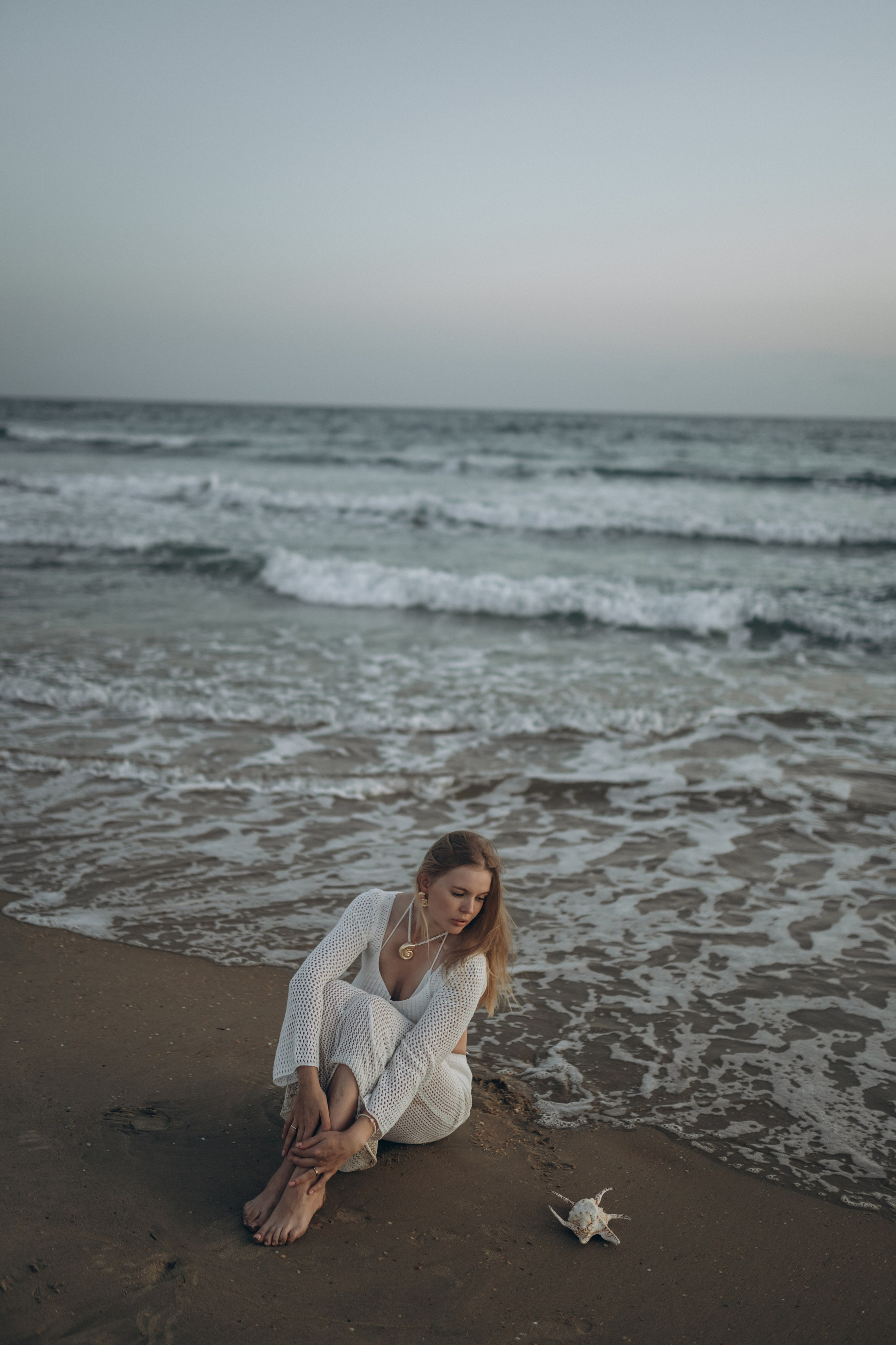 Девушка-загадка среди песчаных волн Анапского побережья