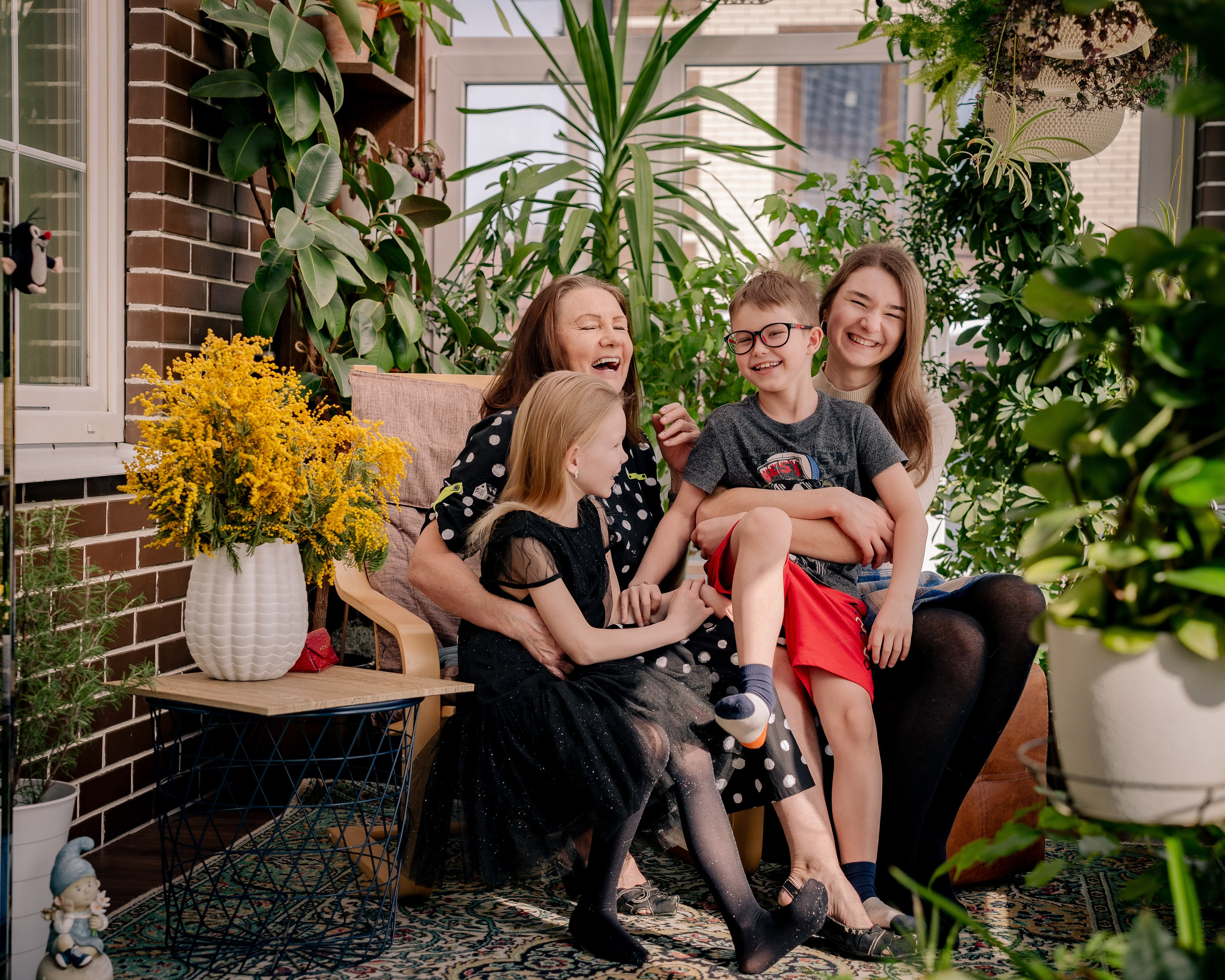 Бабушка с внуками. Портретный и семейный фотограф в Москве/Видное