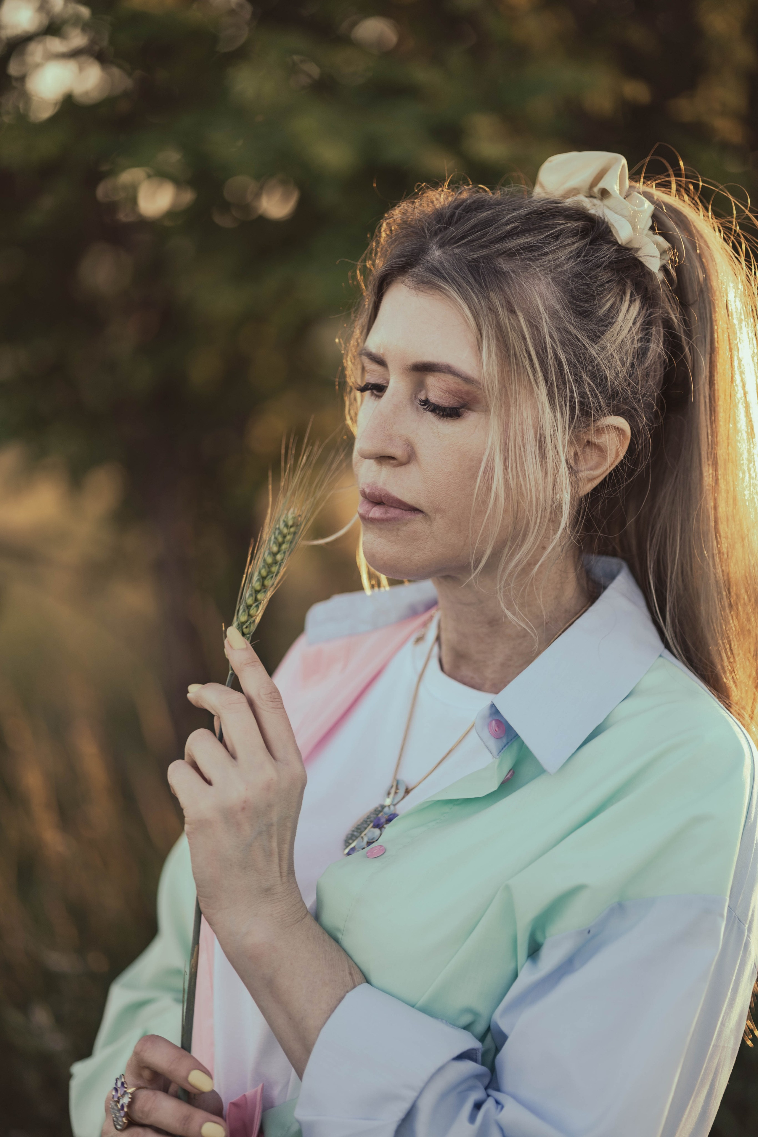 Внучка и бабуля прогулка на природе. Коммерческий фотограф