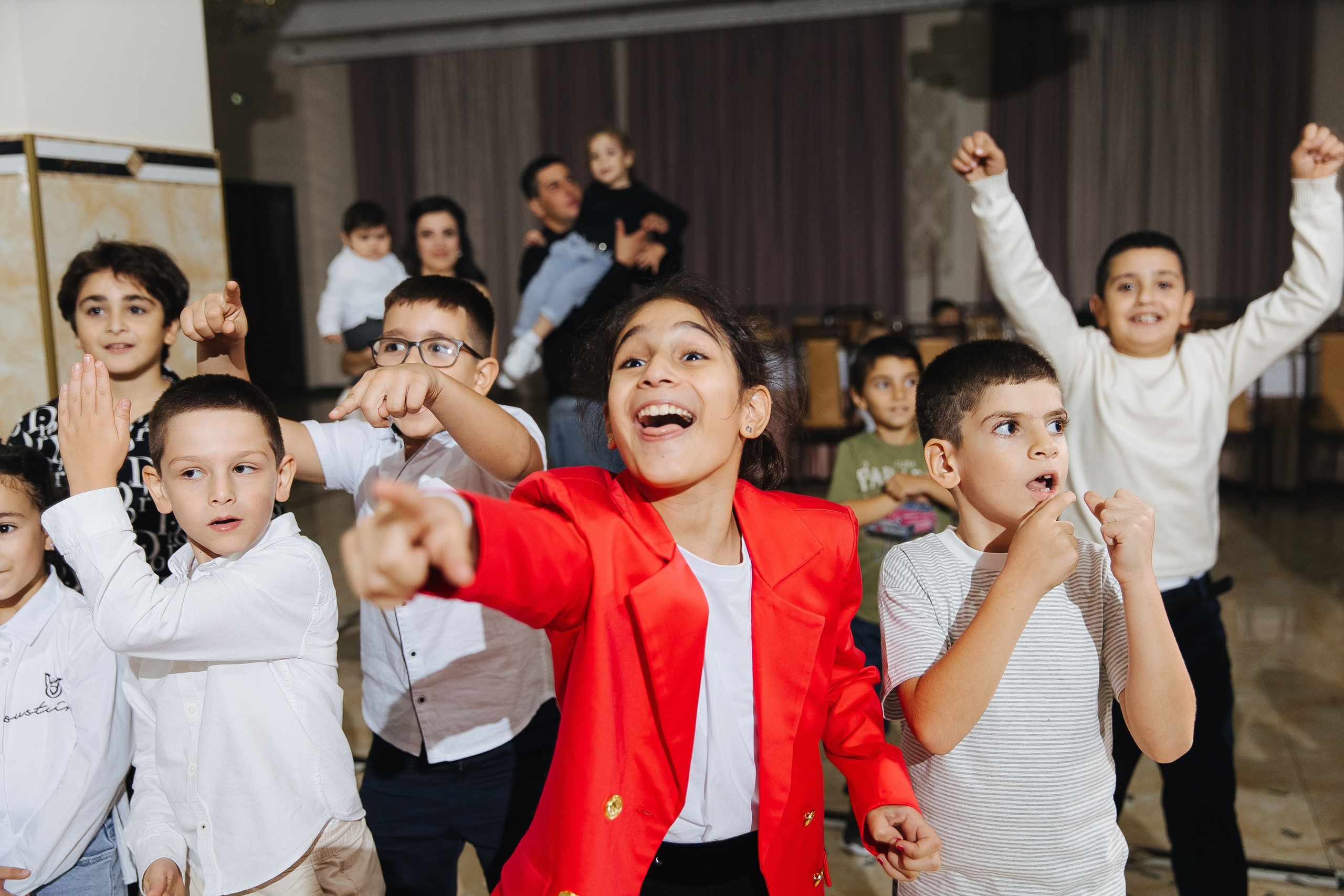 Ани и Назели. 35&5 День рождения, «Янтарь». Фотограф в Красноярске Надежда Воскресенская