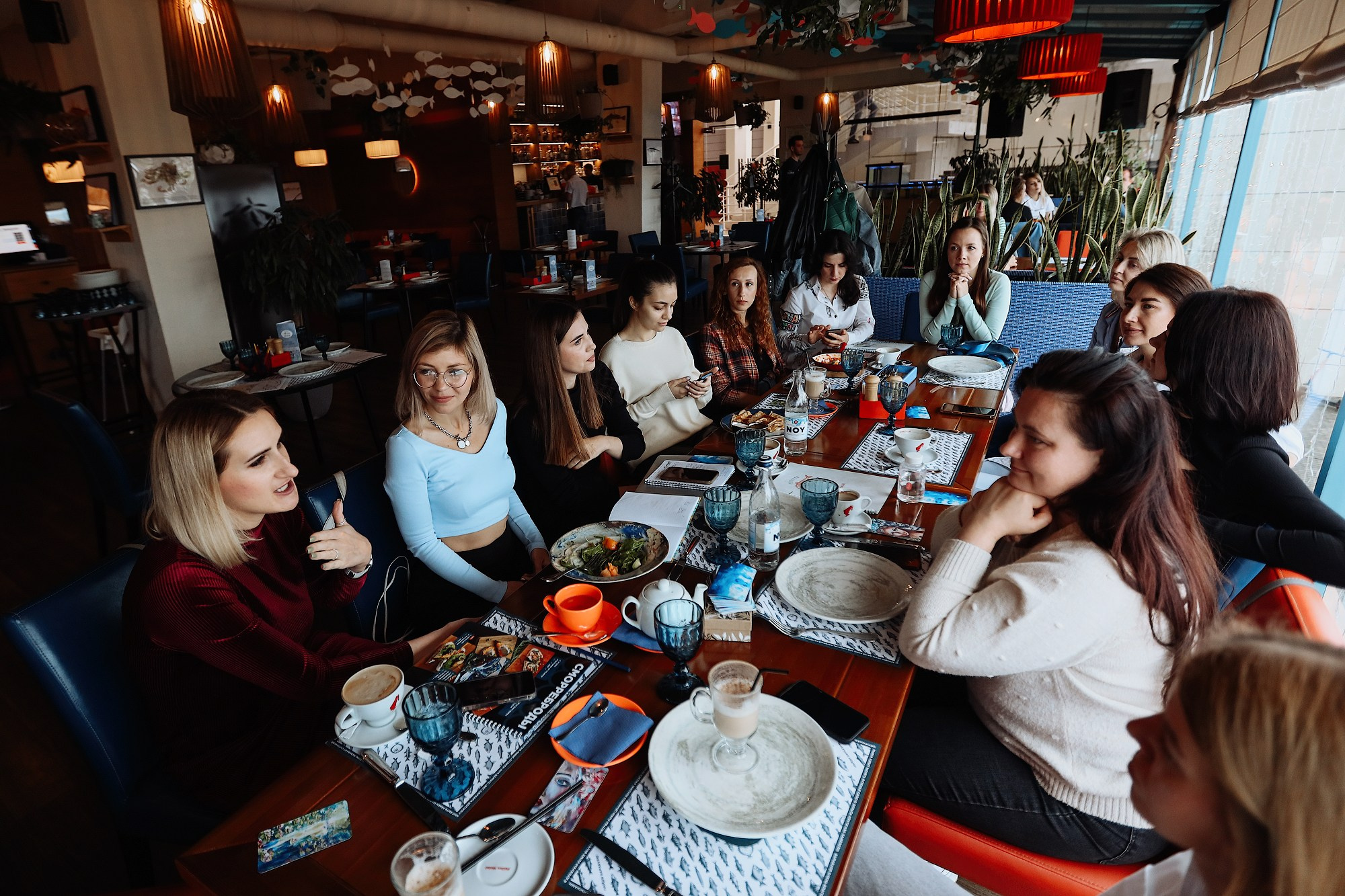 Женские встречи в кафе. Фотосессия. Профессиональный фотограф в Сочи Виктория Джой. Обучение