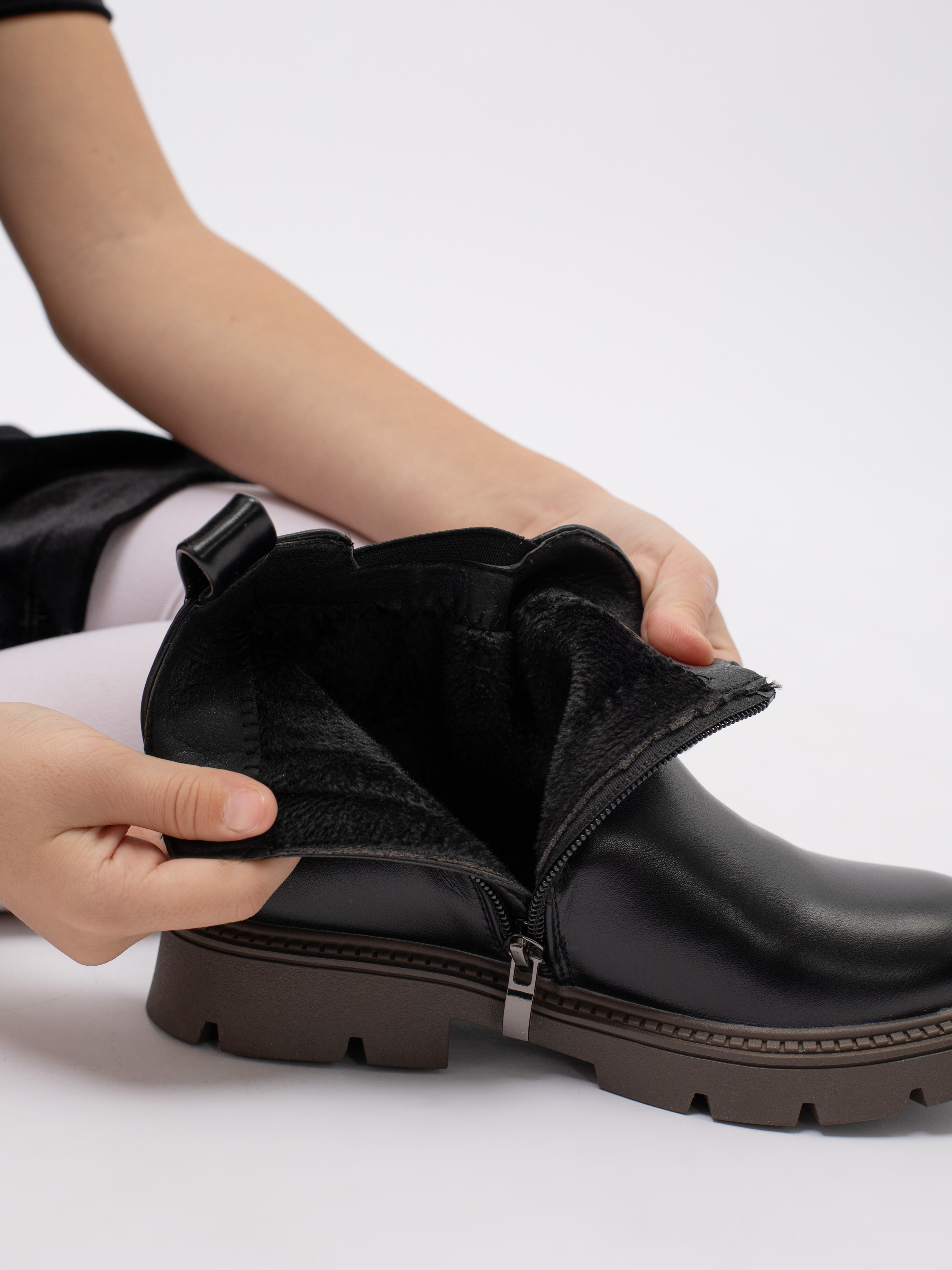 Ботинки для девочки. Фотостудия предметной и модельной съёмки для маркетплейсов