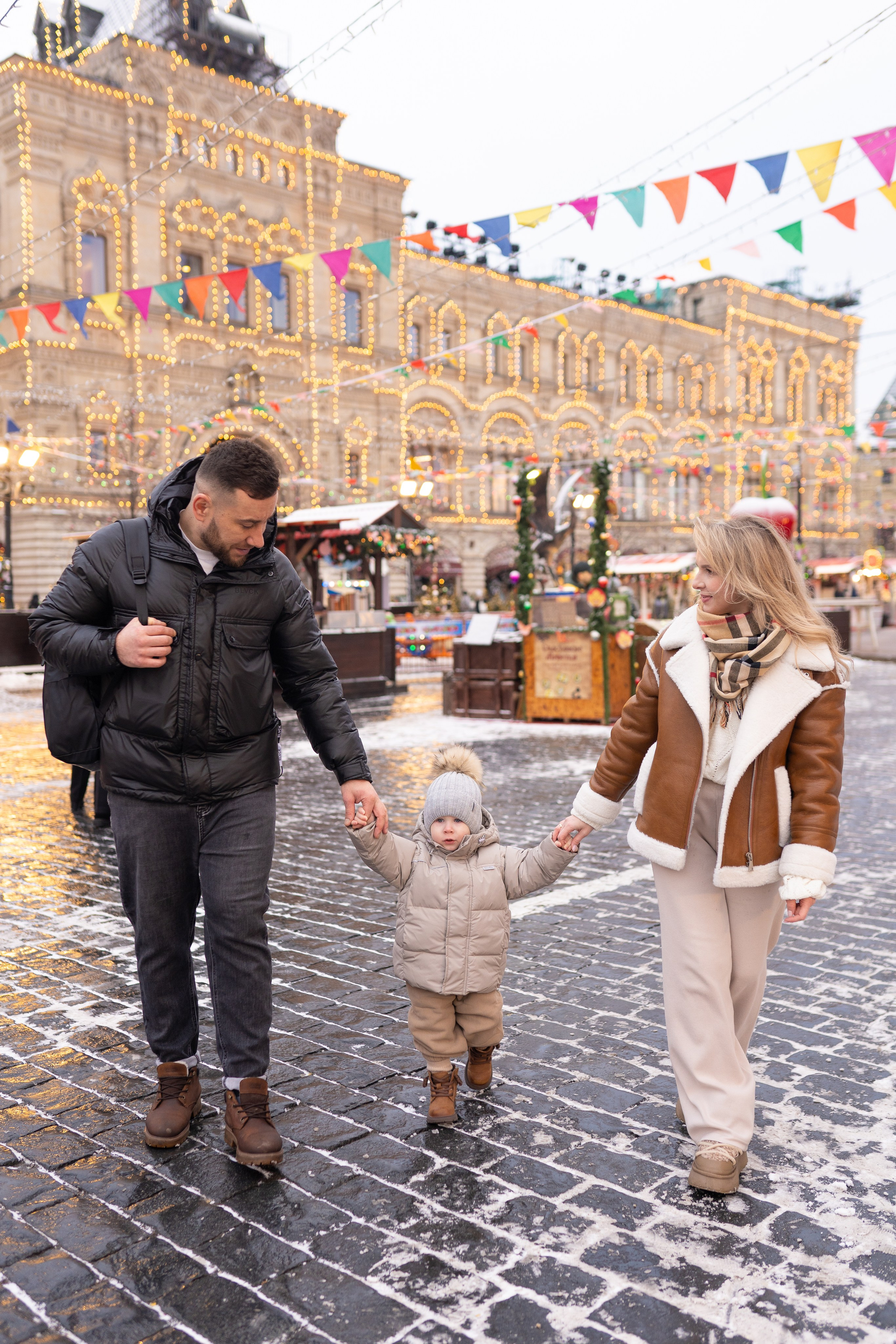 Павел, Егор и Наталия на ГУМ Ярмарке. Свадебный фотограф в Москве Анна Полушина
