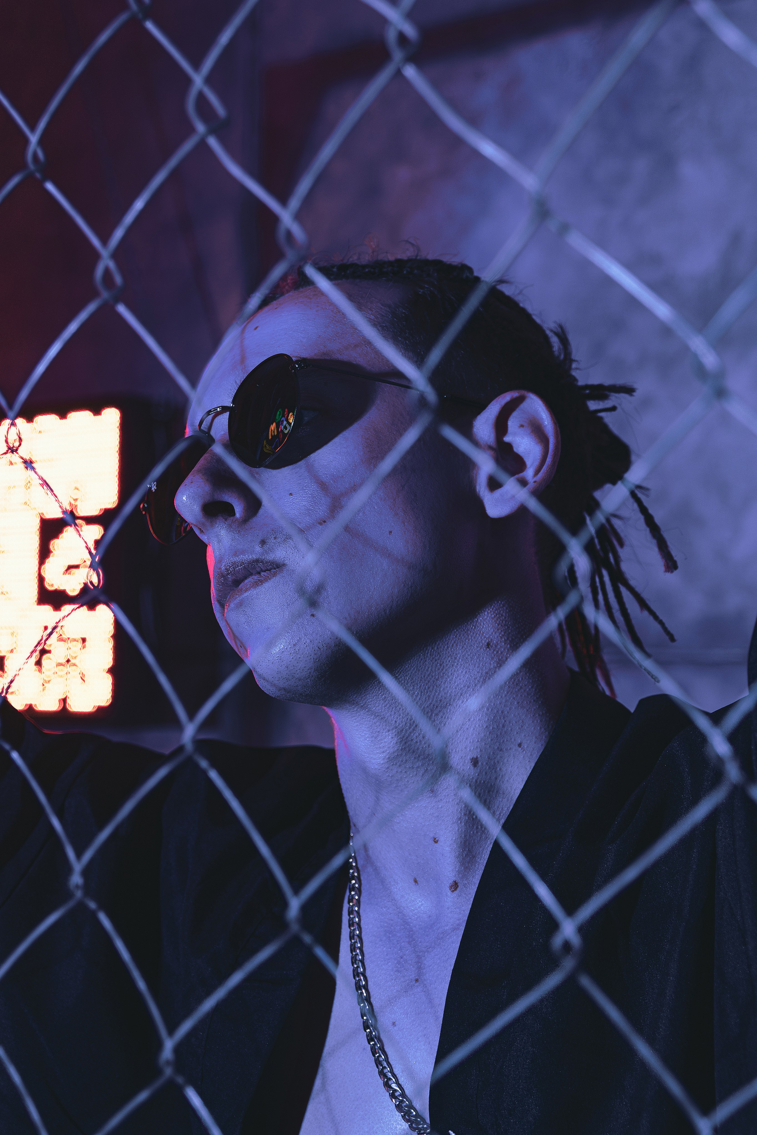 Мужская фотосъёмка в Ростове на Дону. Креативная съёмка с Александром в неоновой студии. Мужской портрет в японском стиле