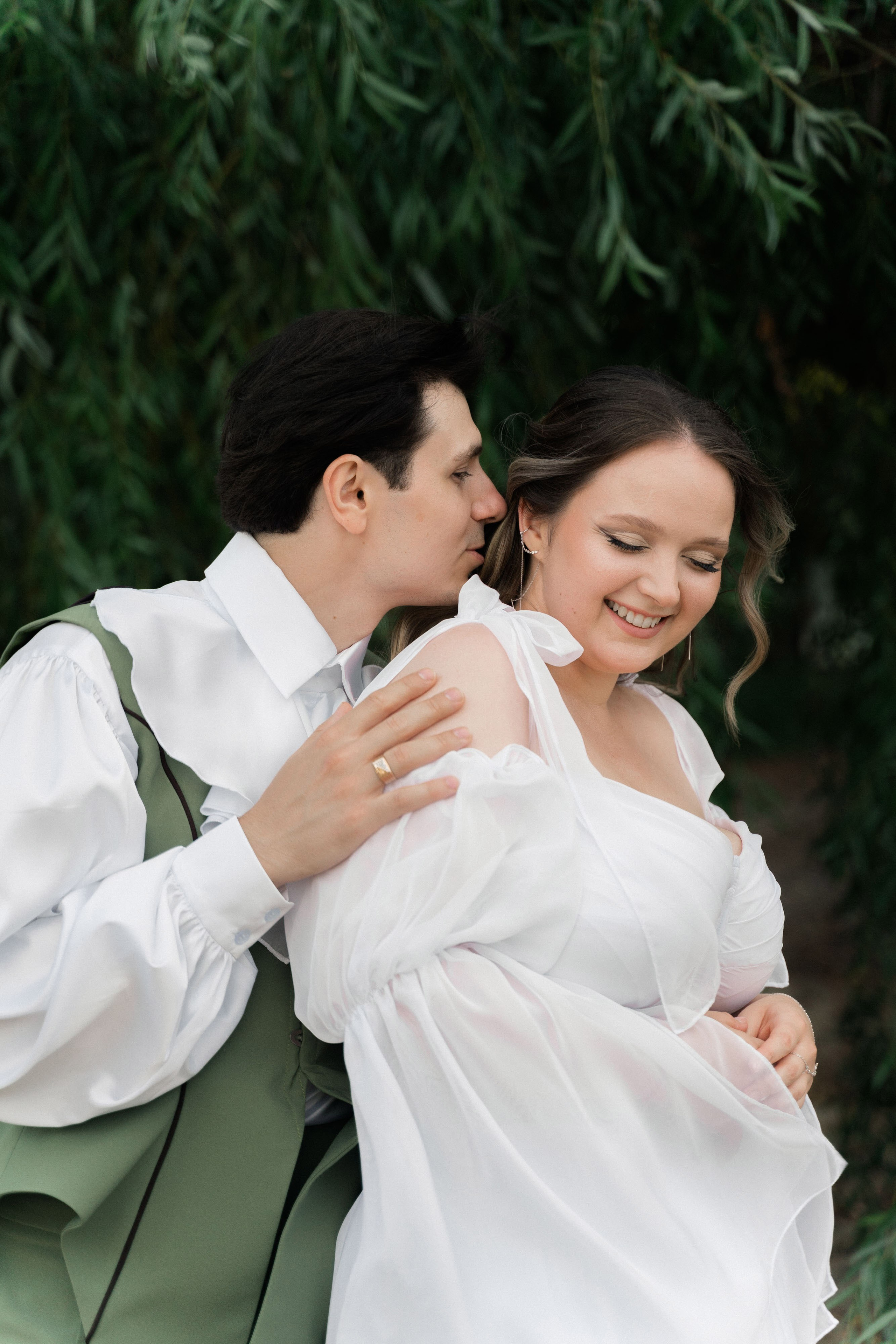 свадебная фотосессия жениха и невесты  на берегу реки Дон возле ивы