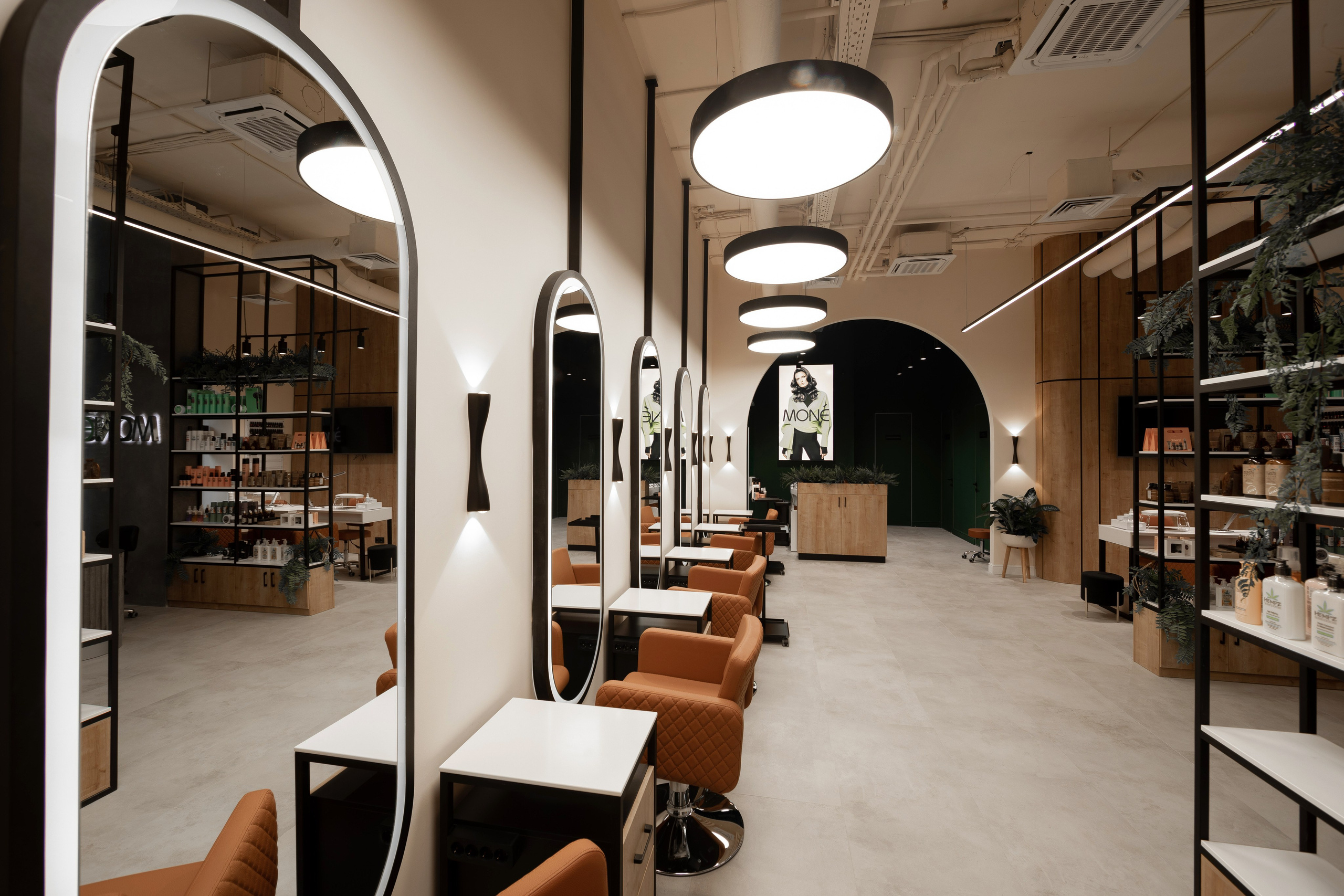 Всегда готов показать примеры готовых фотографий и обсудить с вами все вопросы, связанные с фотосессией. Обратитесь ко мне через форму на сайте или в мессенджерах, ожидание ответа обычно не превышает 1-2 часов. Если хотите получить консультацию еще быстрее - звоните по указанному на сайте телефону.