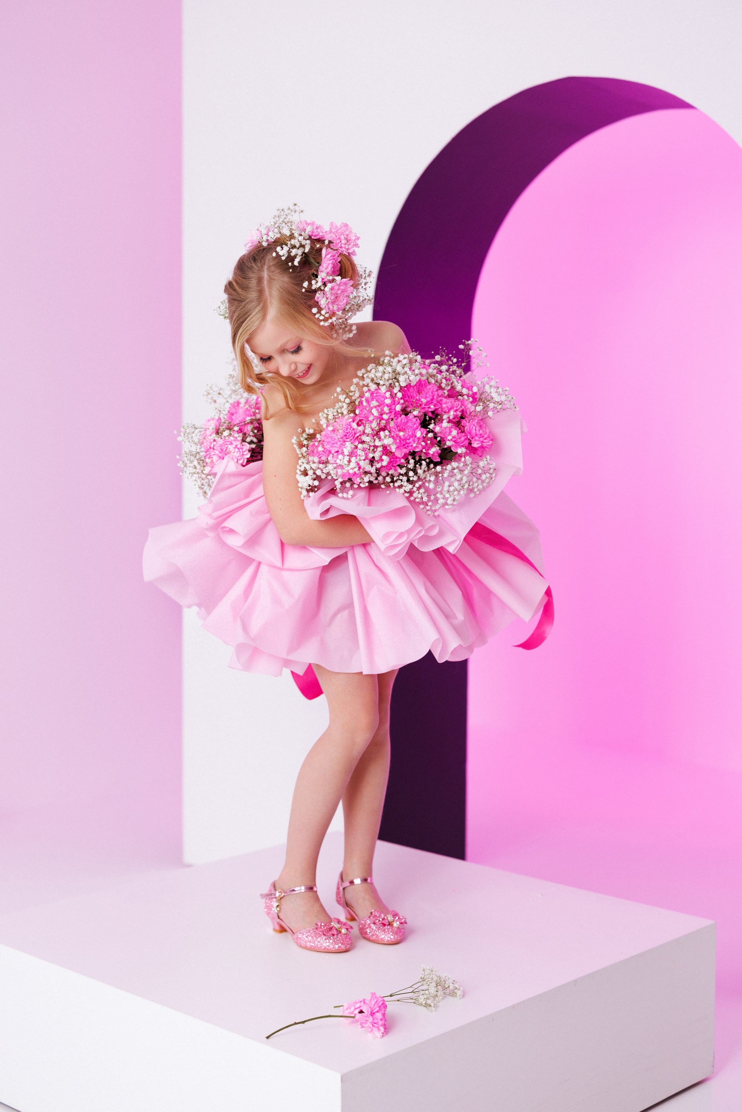 Фотосессия для девочек в форме букета с живыми цветами. Семейный и детский фотограф в Краснодаре Анна Трашкова