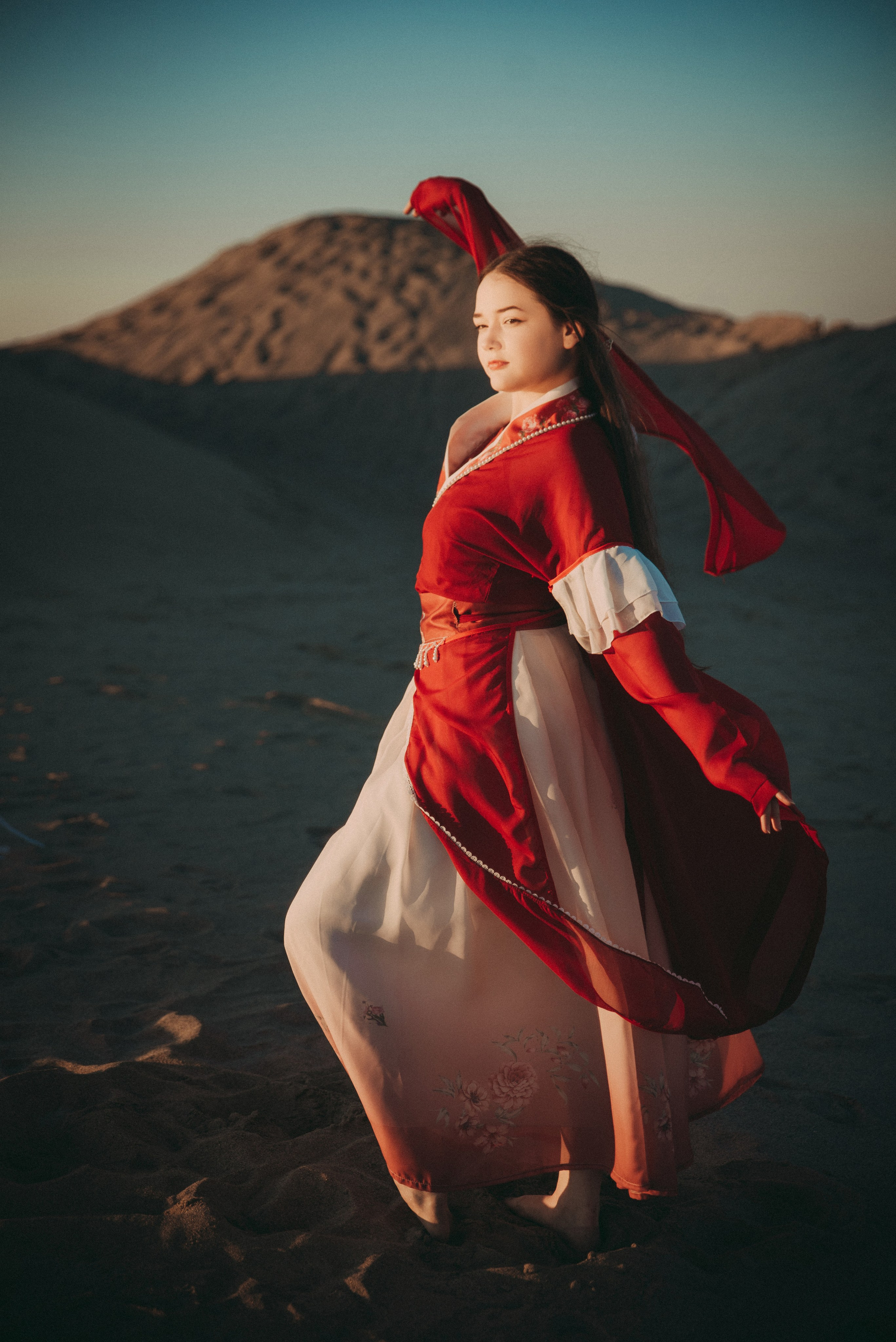красное ханьфу на девушке в песках
