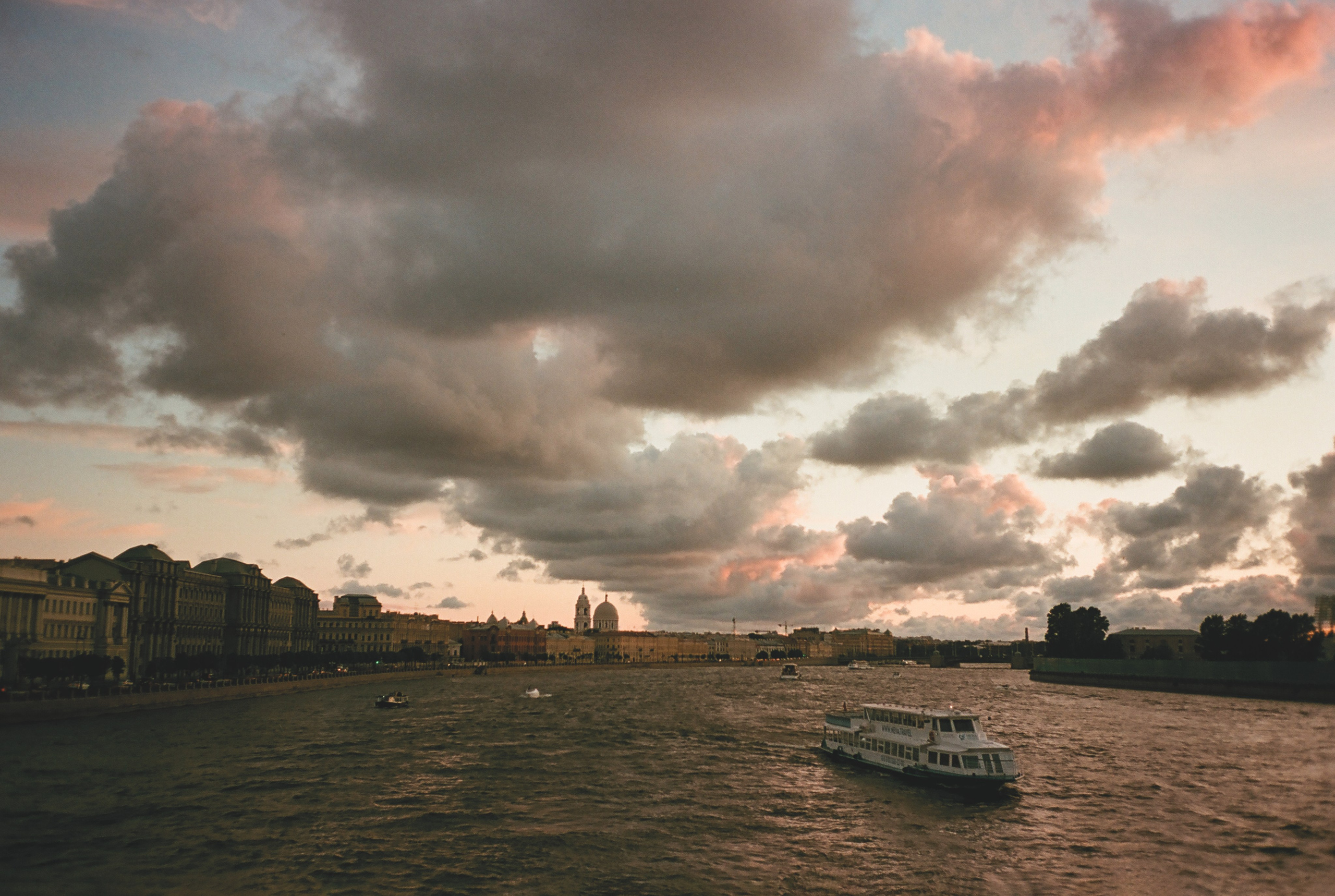 Фотографии цветные. Свадебный и семейный пленочный фотограф в Петербурге Истомина Ирина