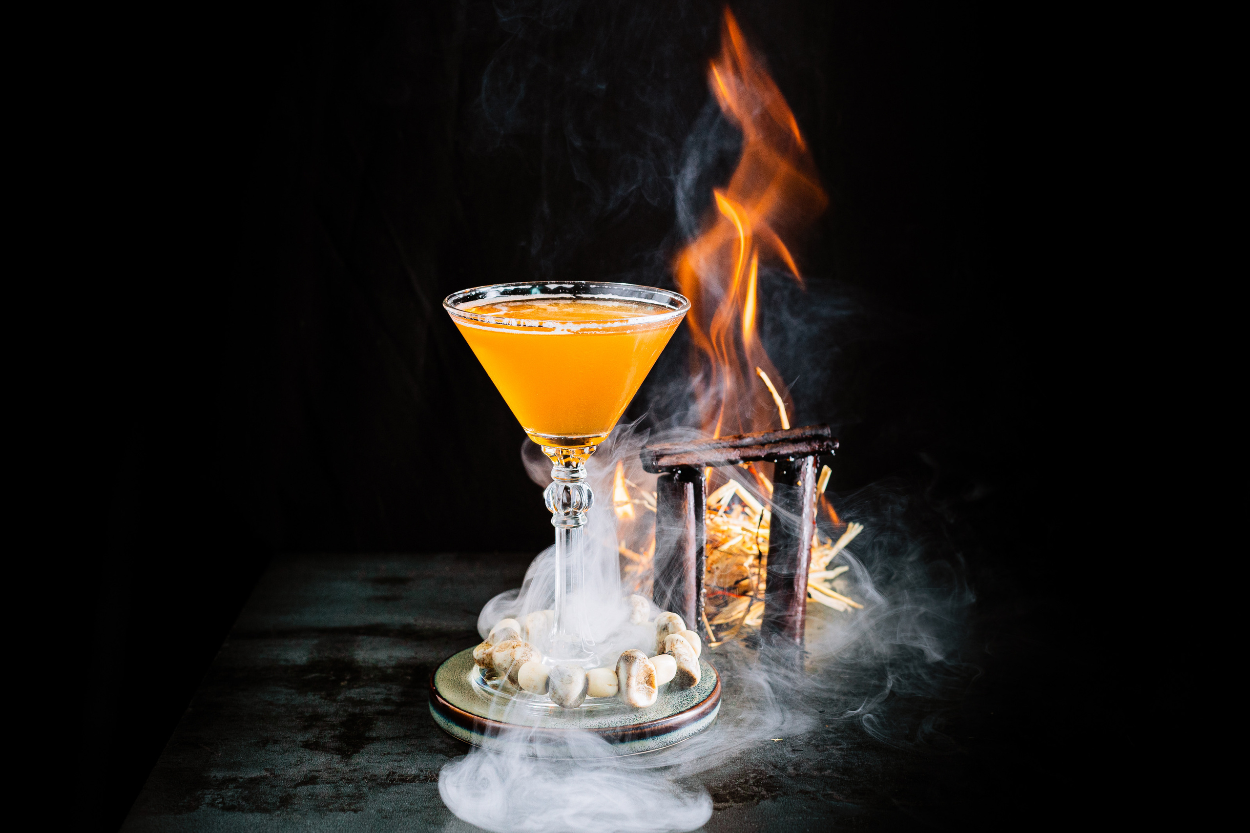 Коктейль на фоне огня в дыму Самара