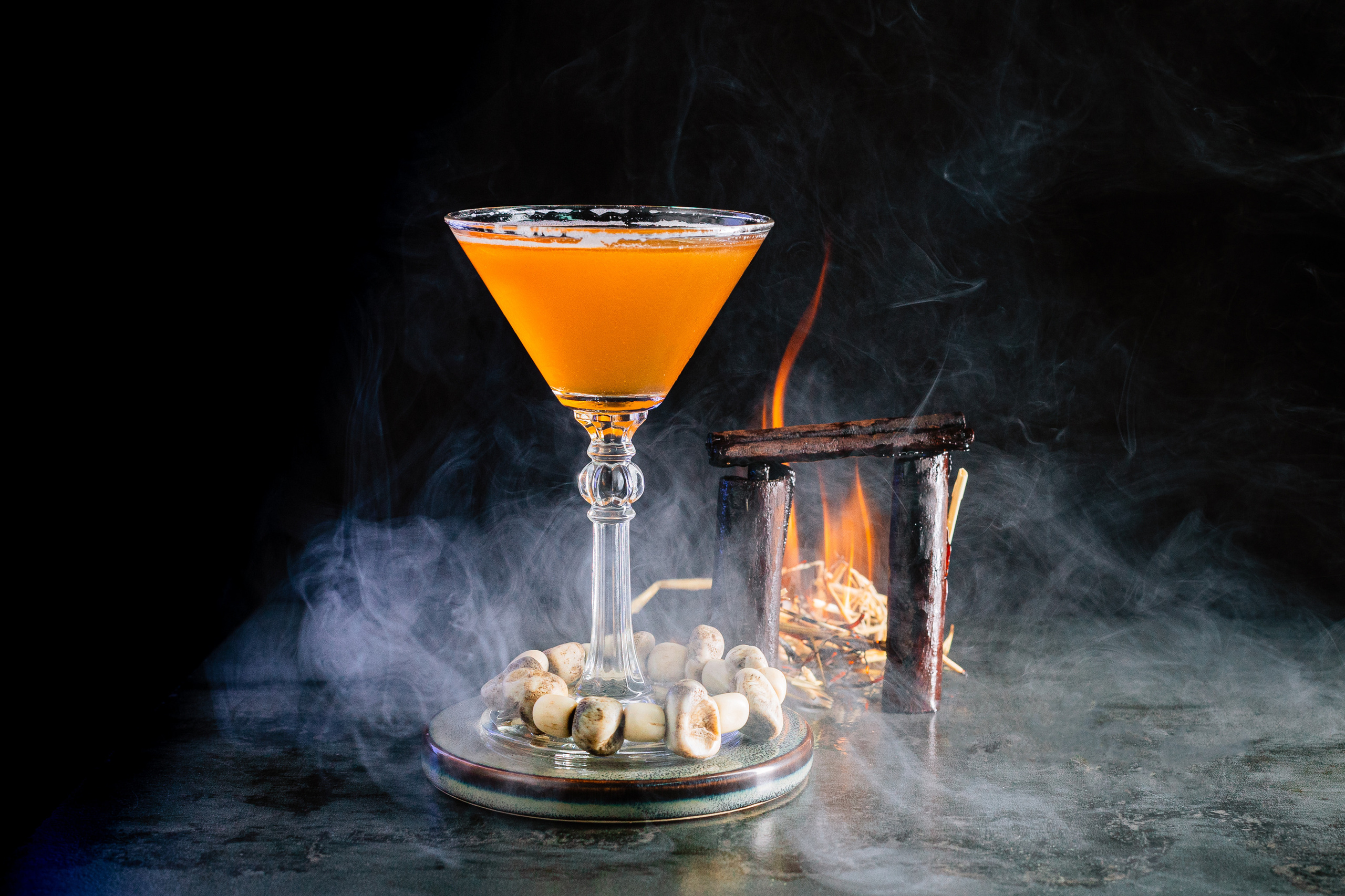 Коктейль на фоне огня в дыму фото
