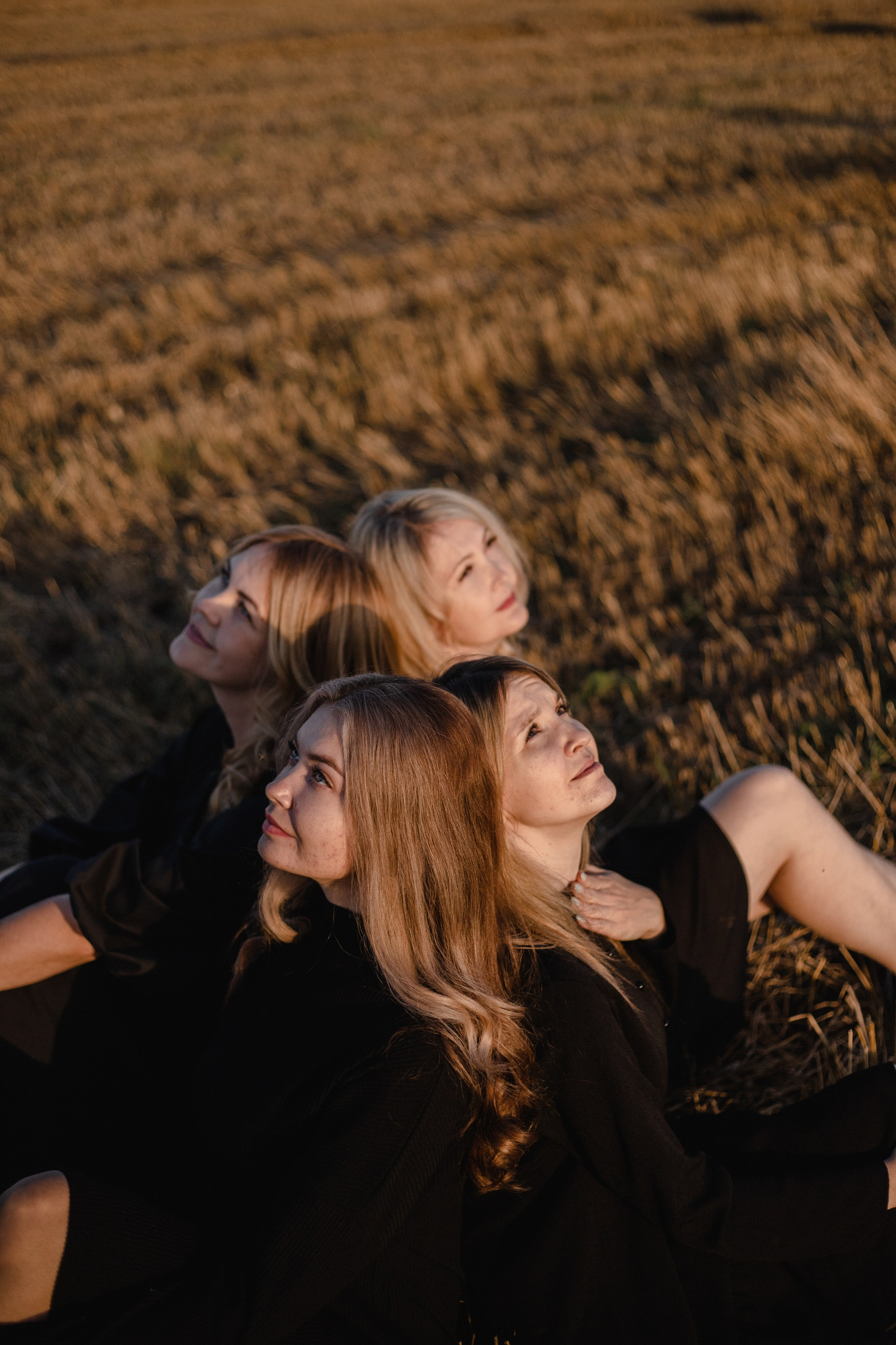 Однажды сестры в поле :)