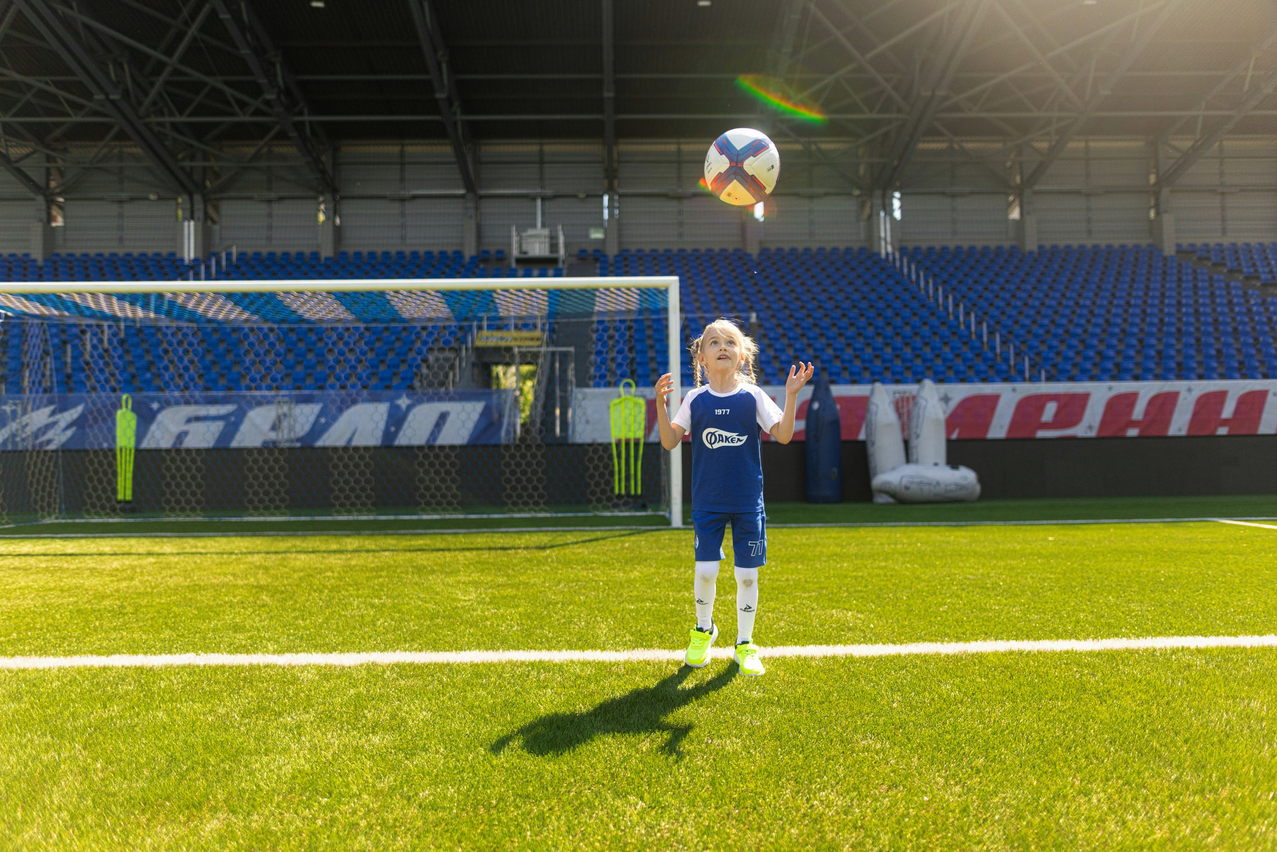 Детский портрет с Алисой на футбольном стадионе. Дмитрий Шульгин, портретный фотограф в Воронеже