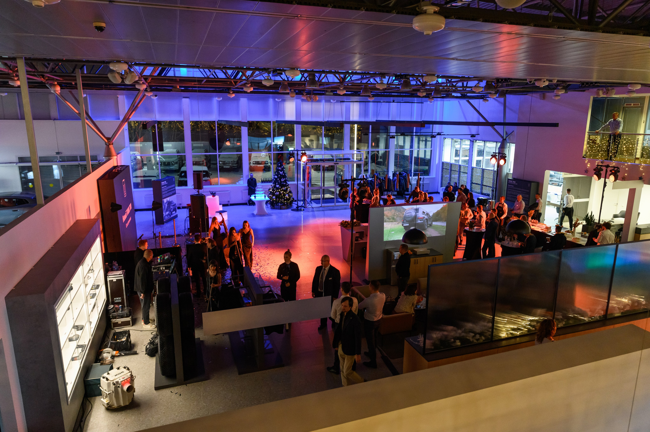 Автосалон Танк. Свадебный фотограф Москва Юрий Кульман