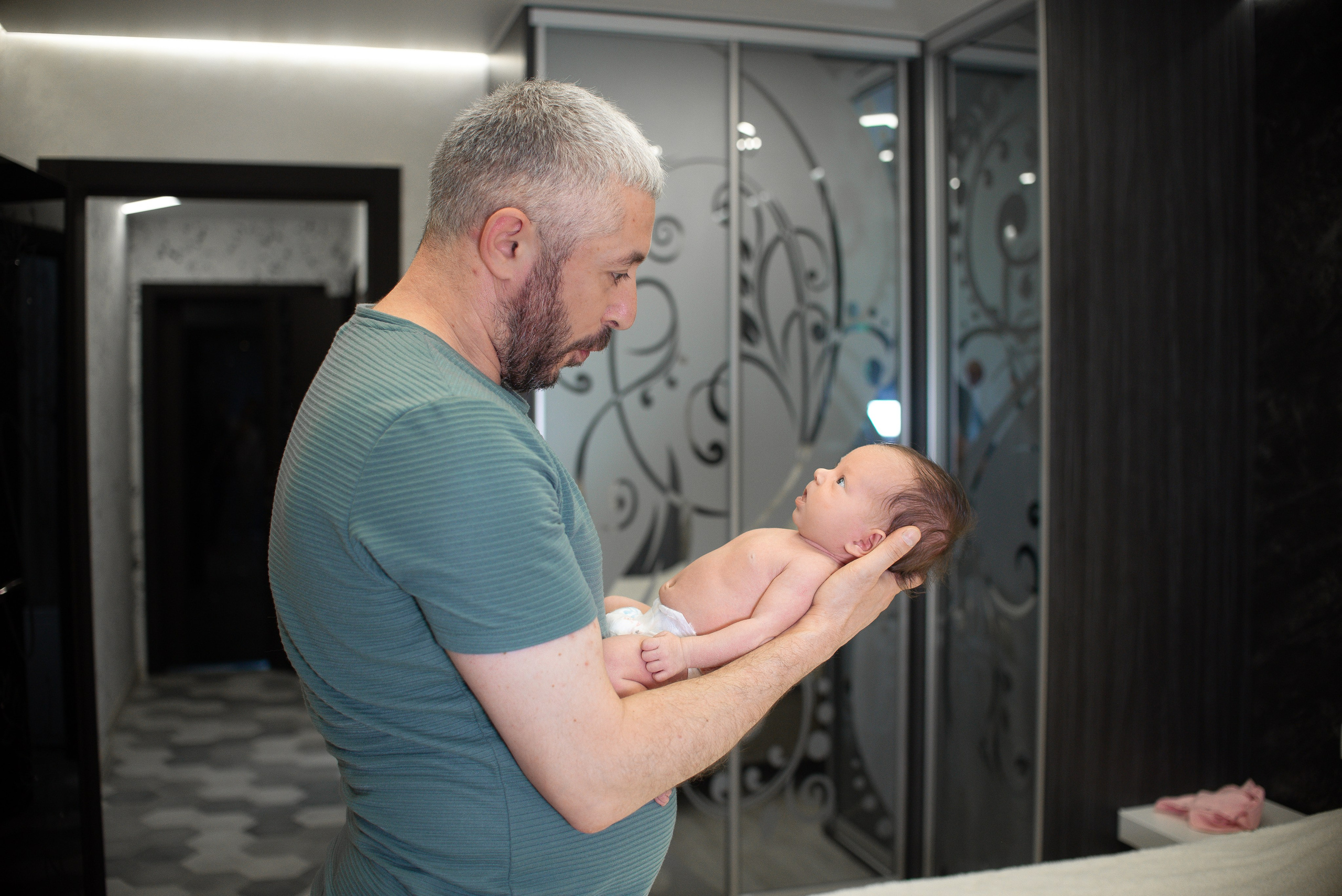 Крошка Манэ дома с родителями. Семейный фотограф на выписку из роддома и крещение Минск Настя Гришук