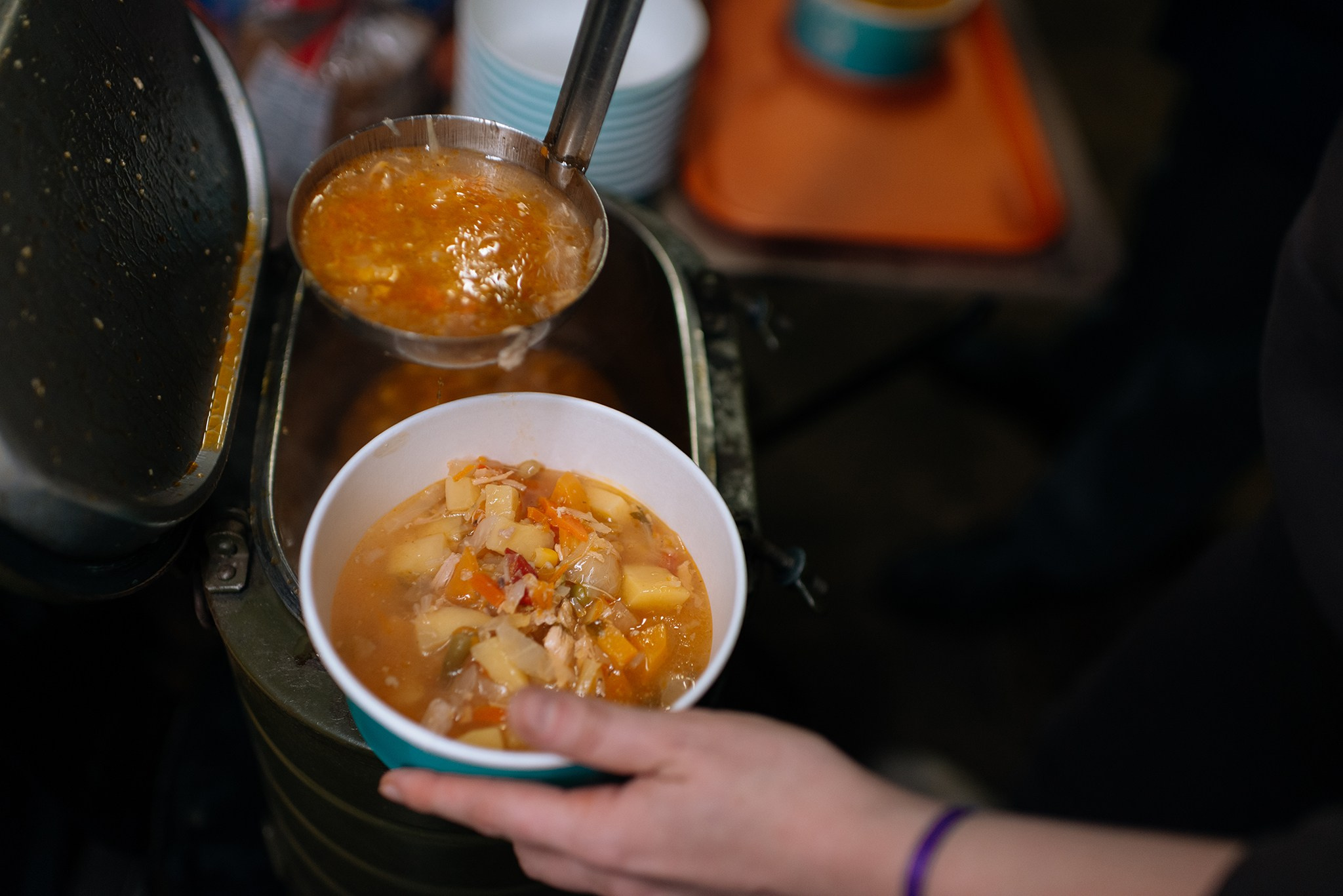 Выдача подарков в Пункте обогрева и Ночном приюте. Репортажный фотограф в Санкт-Петербурге Анастасия Клёпова