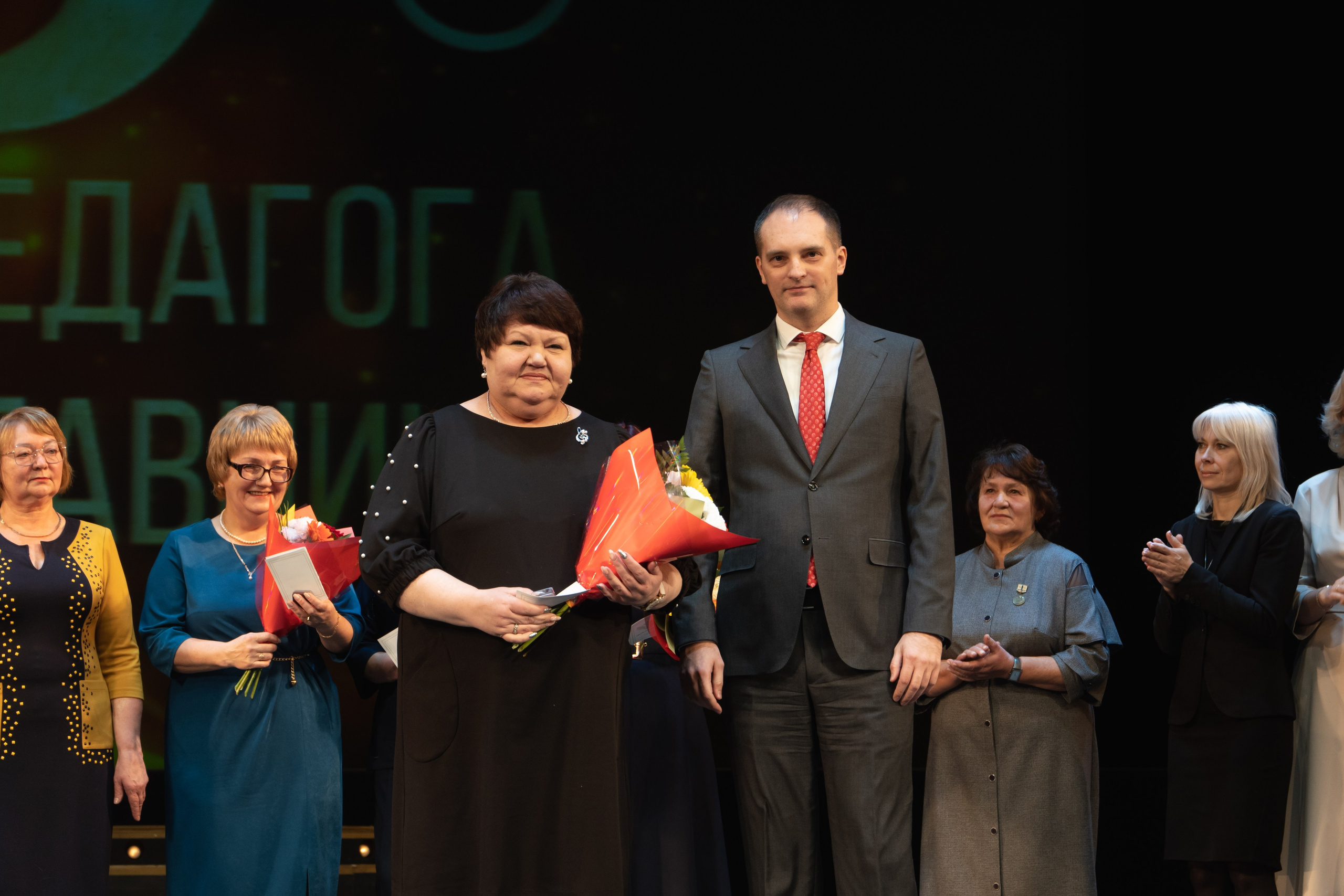 Музыкальный театр. Занимаюсь профессиональной фотографией и живу рядом с Байкалом. Работаю в разных жанрах